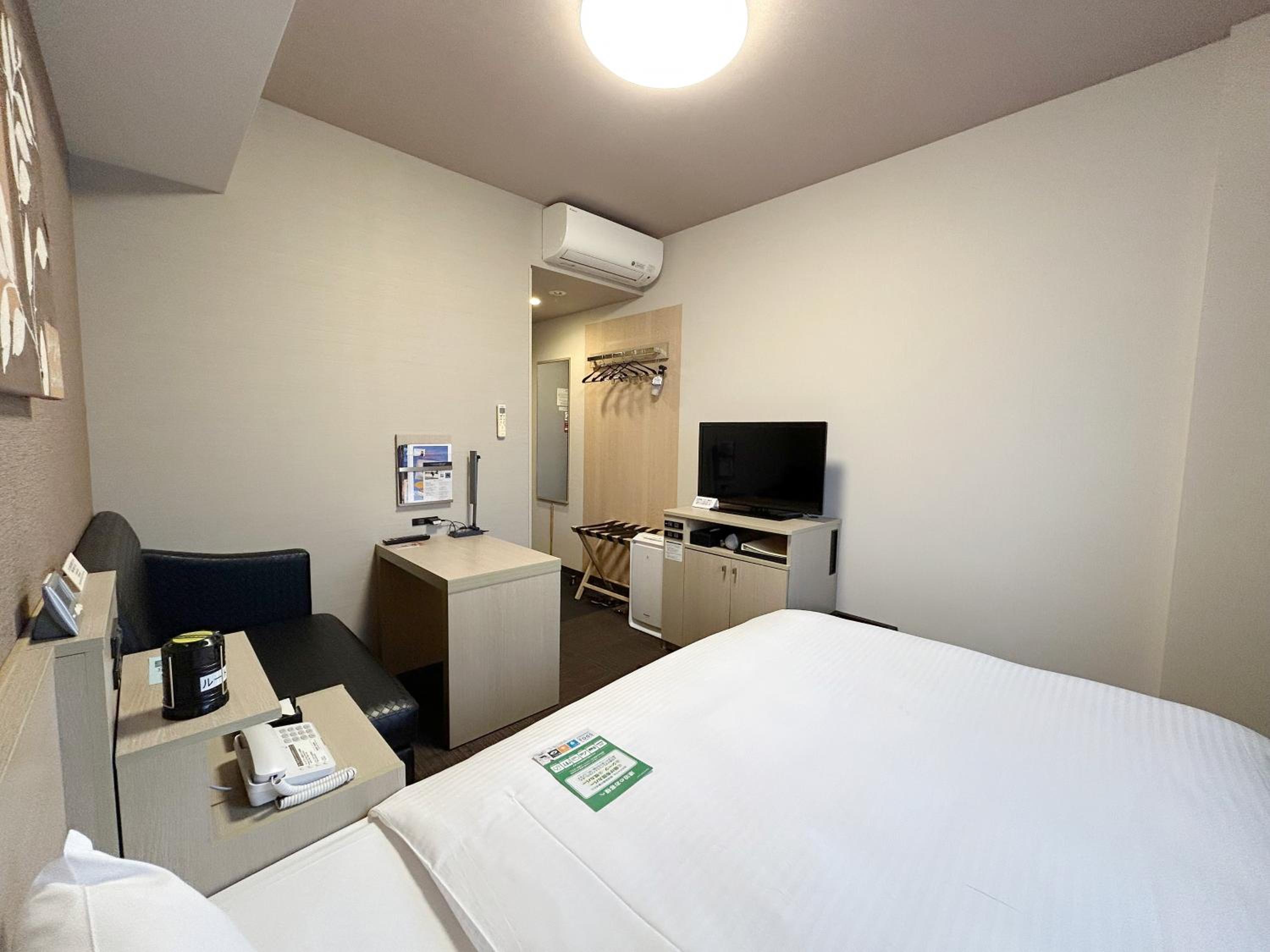 Single Room - Non-Smoking - With Smoking Area on the Floor photo 2