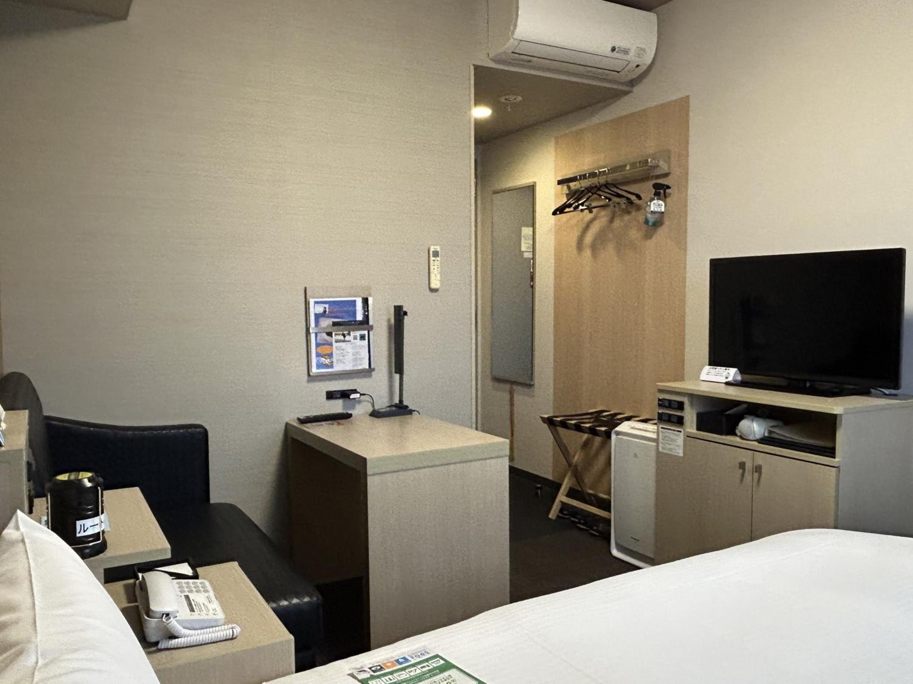Double Room with Small Double Bed - Non-Smoking - With Smoking Area on the Floor photo 2