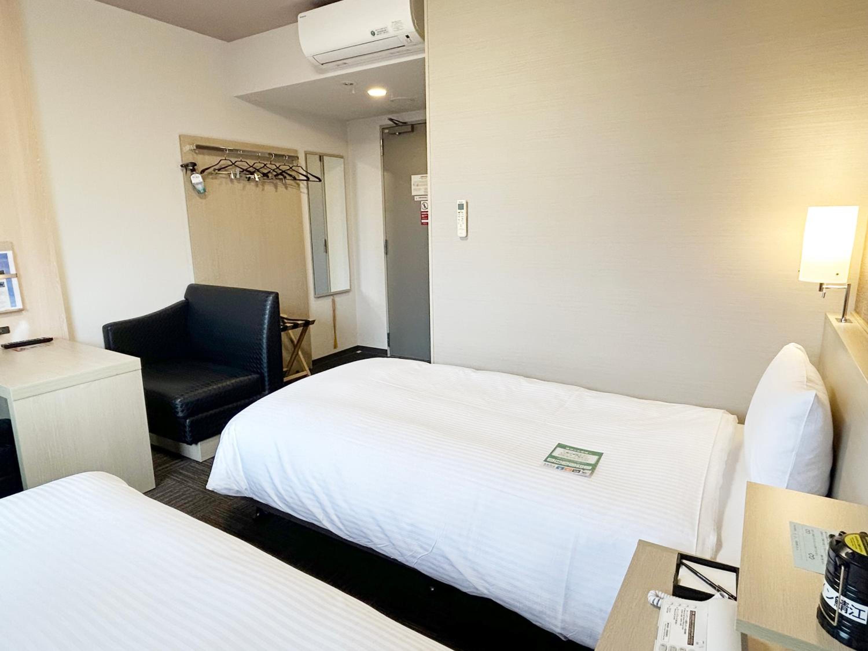 Twin Room - Non-Smoking - With Smoking Area on the Floor photo 2