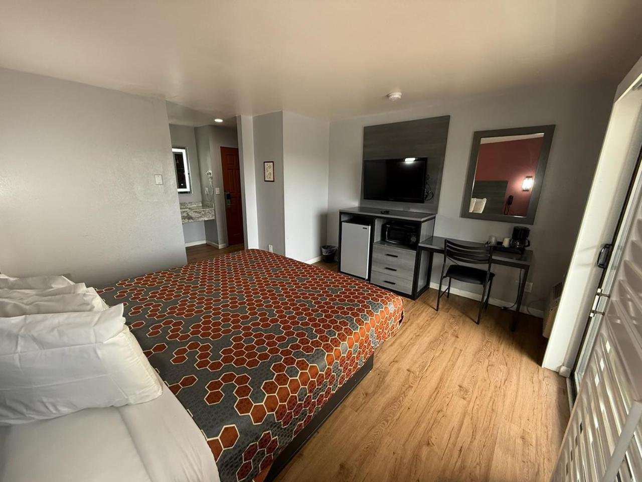 Standard King Room - Photo 2