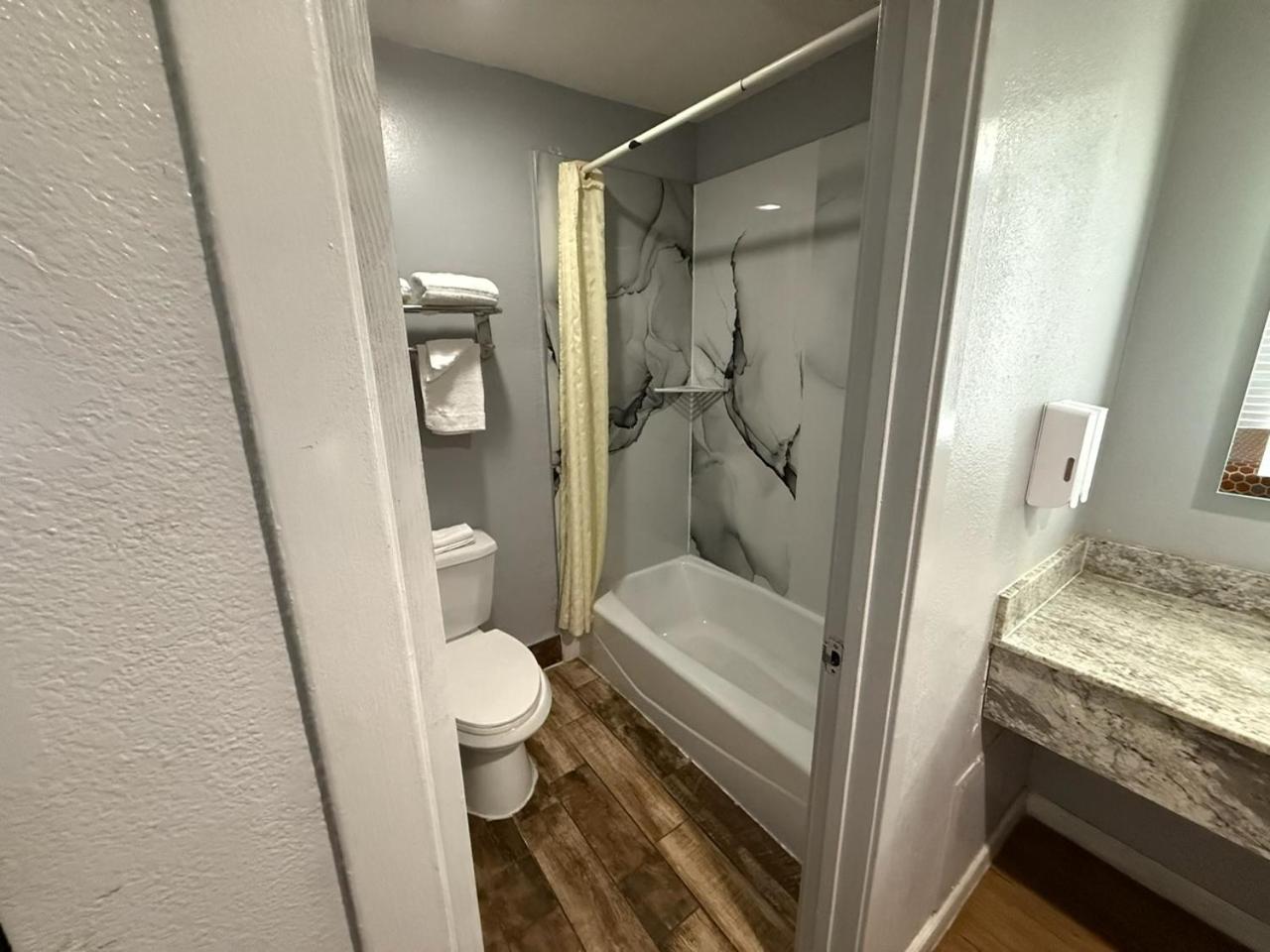 Standard King Room - Photo 5