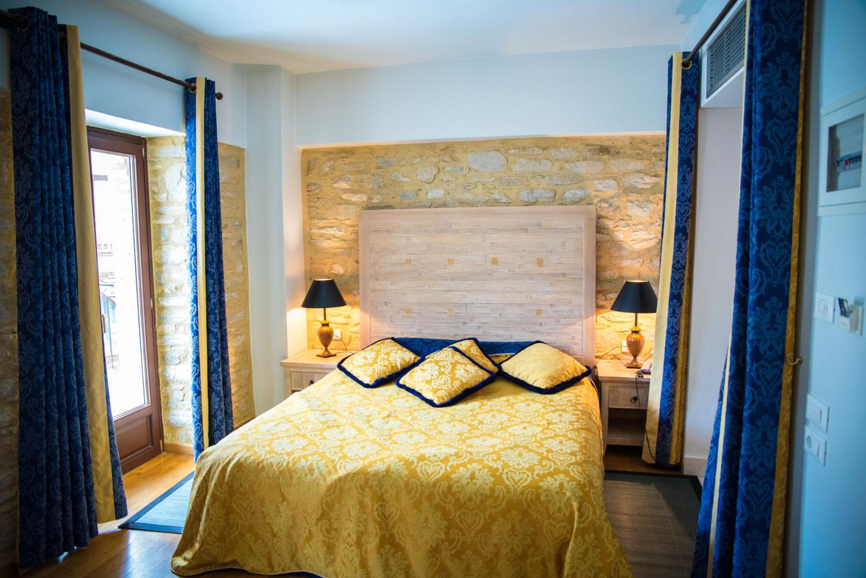 Suite with Pool View, Hydromassage and Fireplace photo 1