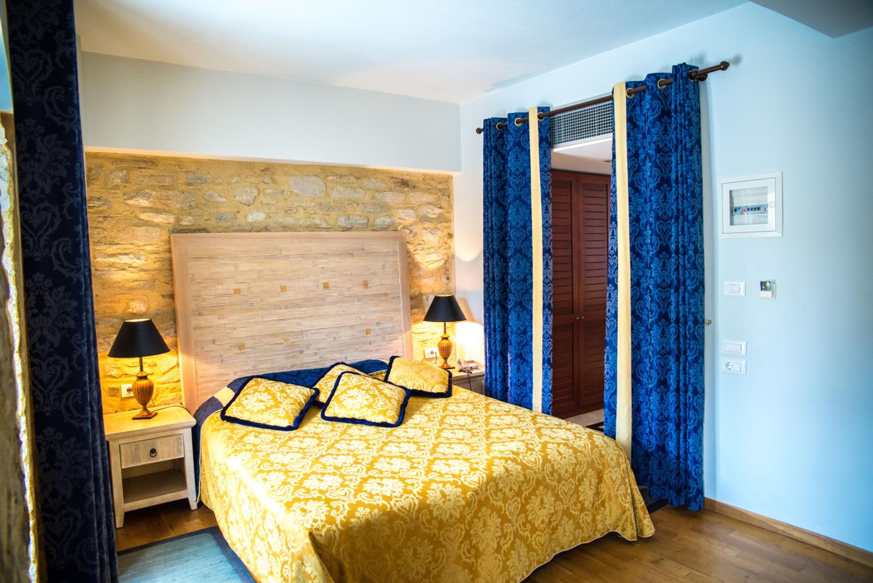 Suite with Pool View, Hydromassage and Fireplace photo 2