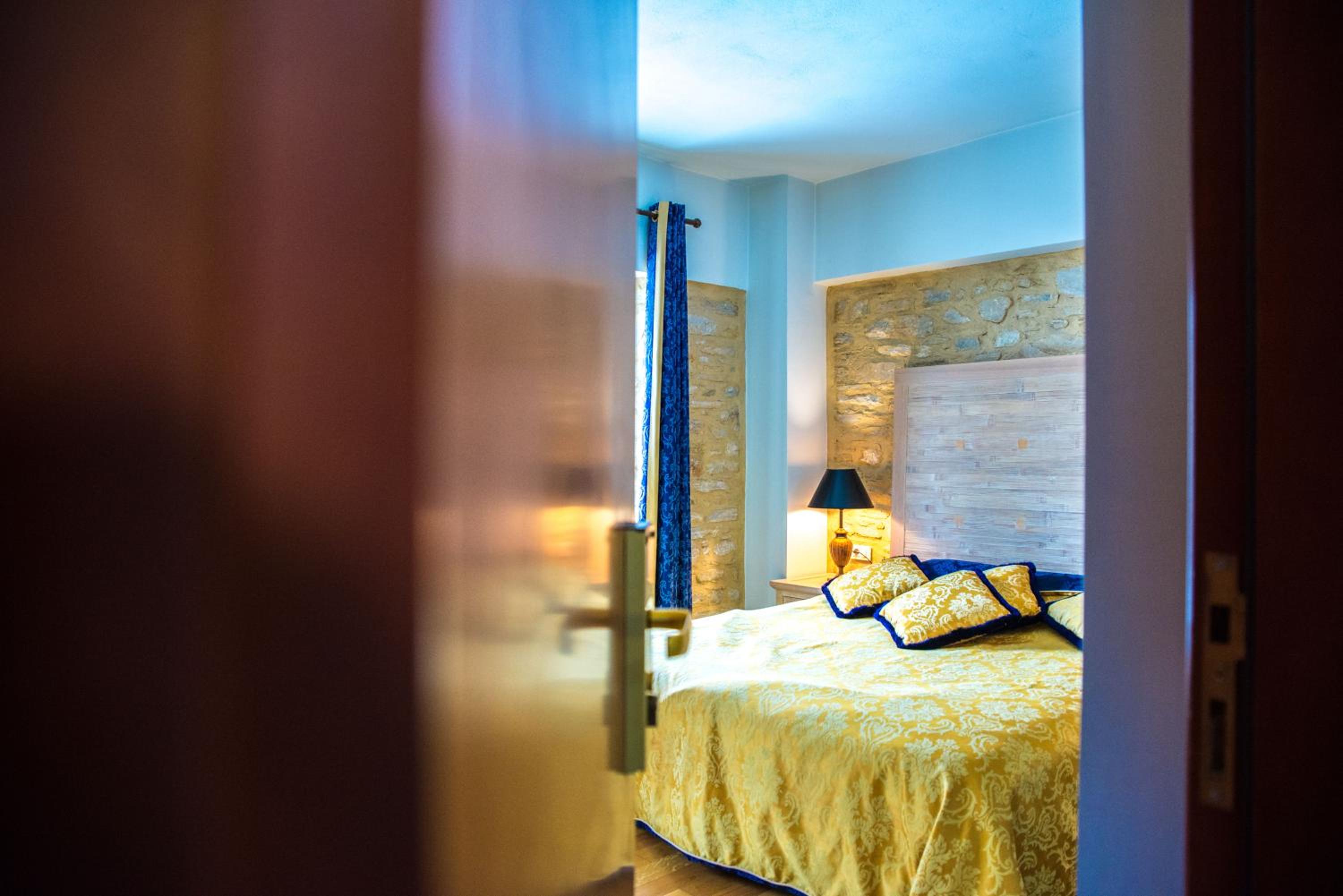 Suite with Pool View, Hydromassage and Fireplace photo 3