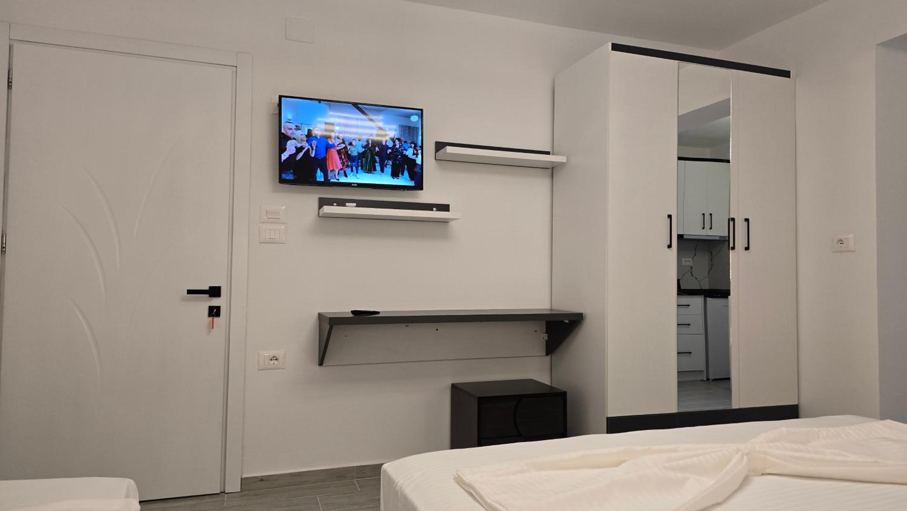 Deluxe Double Room (2 Adults + 1 Child)