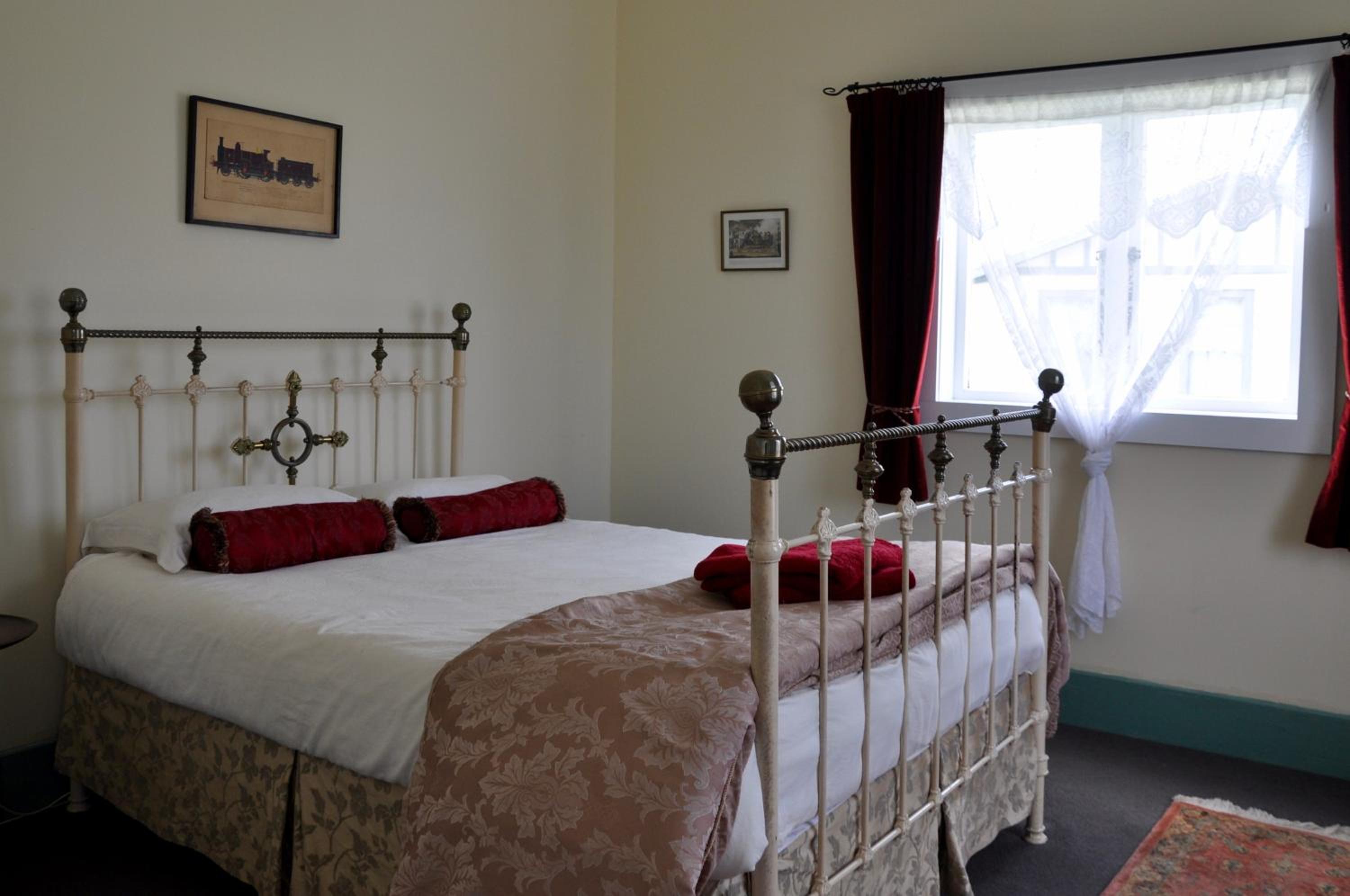 Three-Bedroom House - Photo 2
