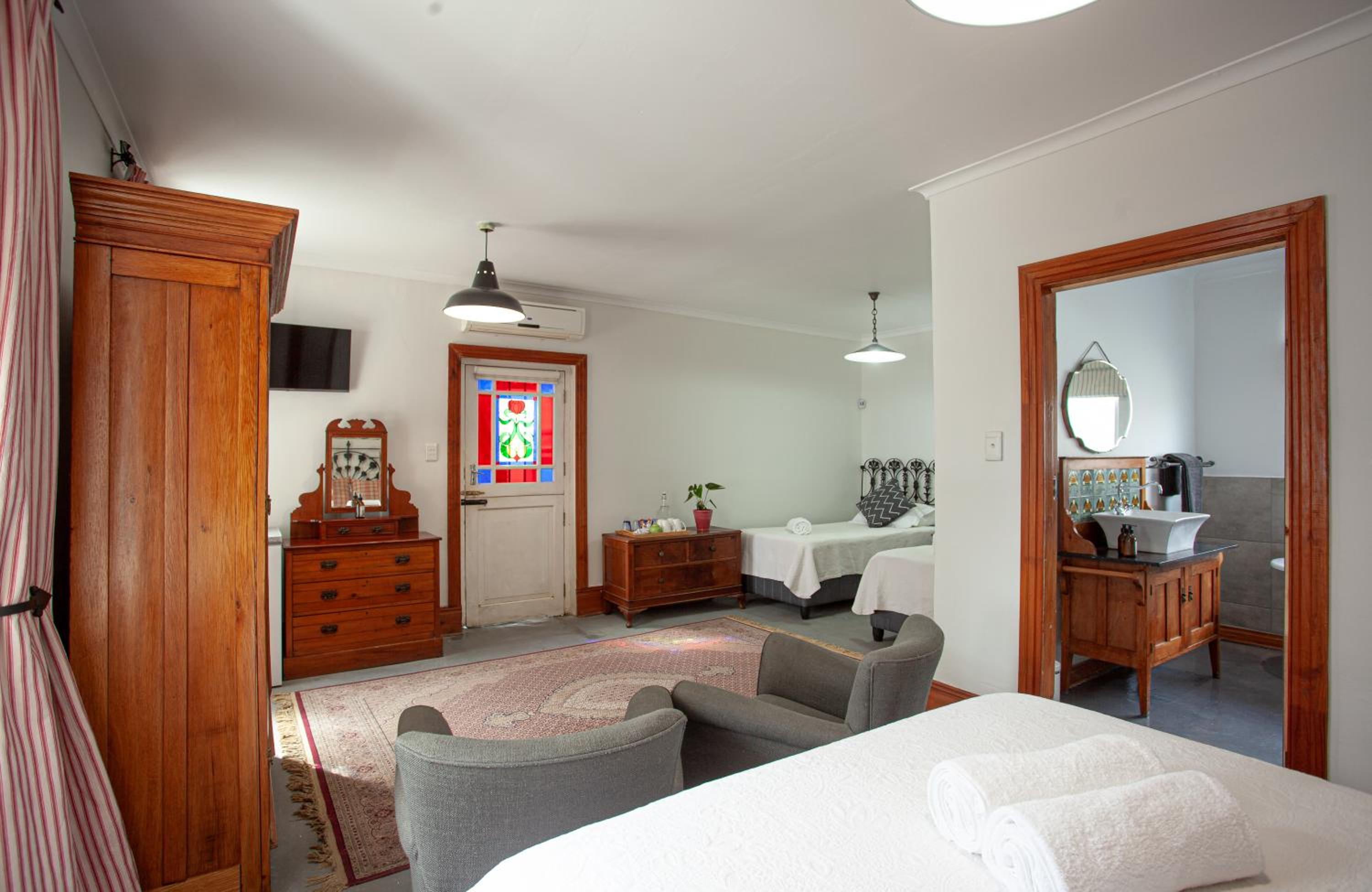 Superior Family Room - Photo 4