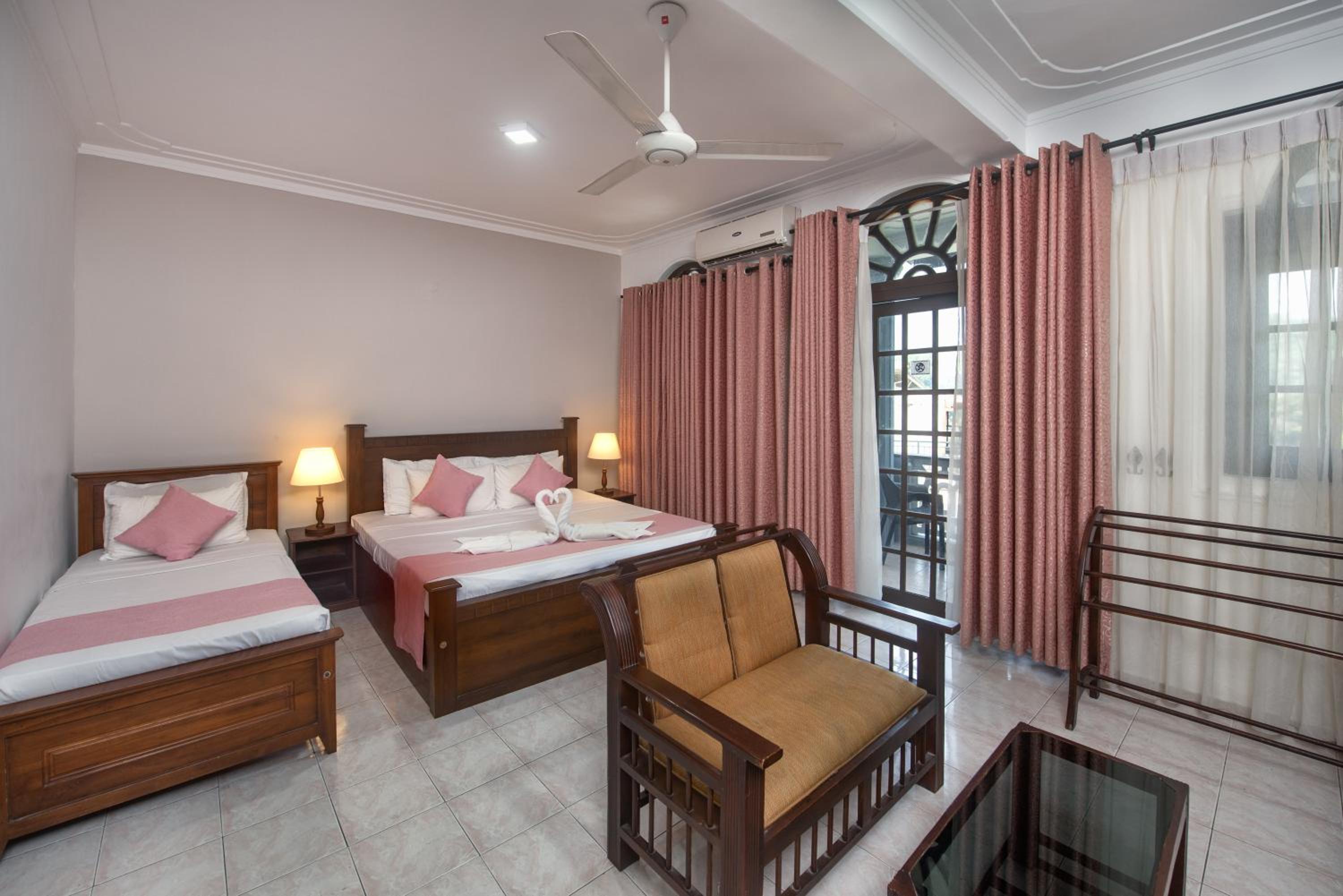Triple Room with Balcony - Photo 7