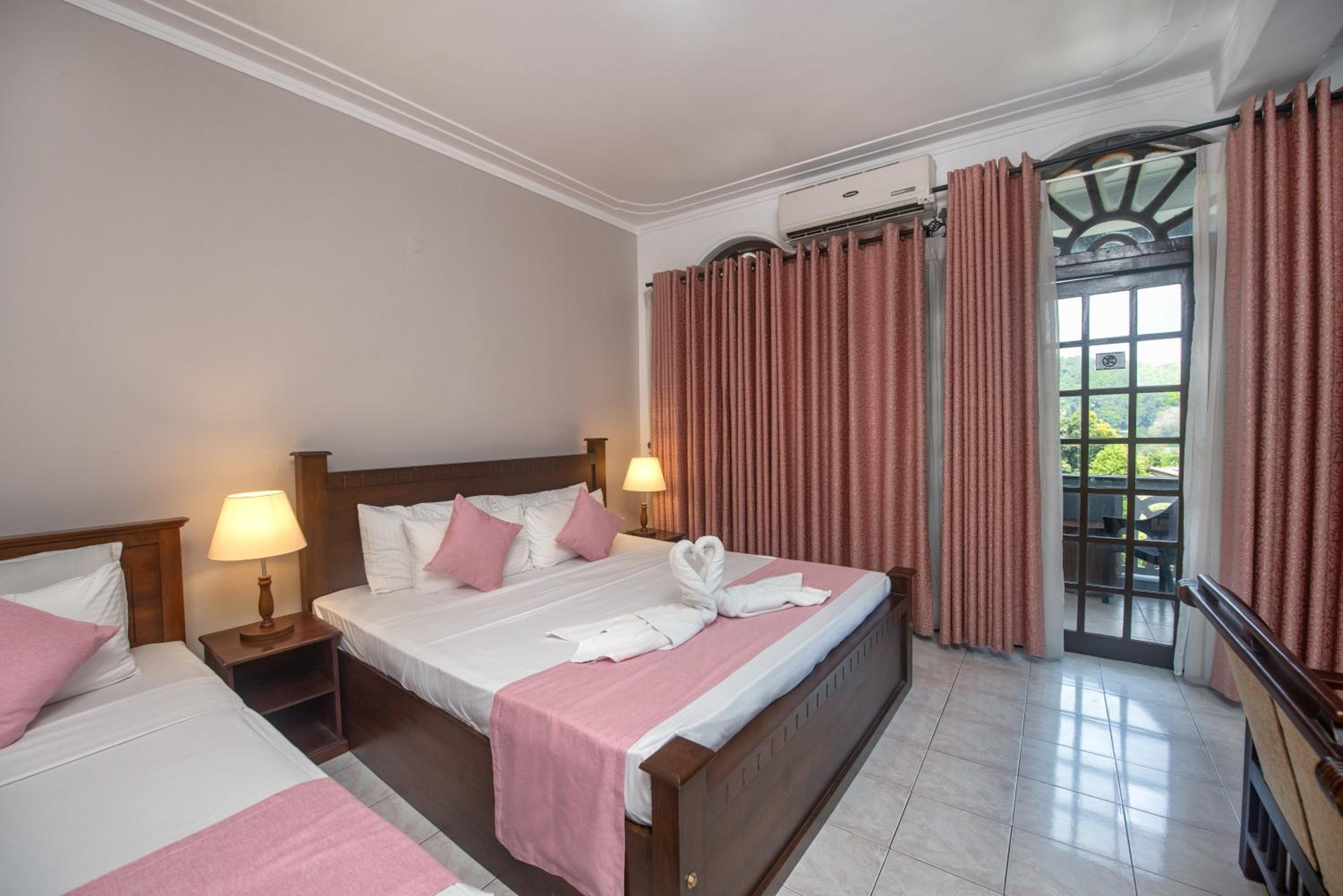 Triple Room with Balcony - Photo 5