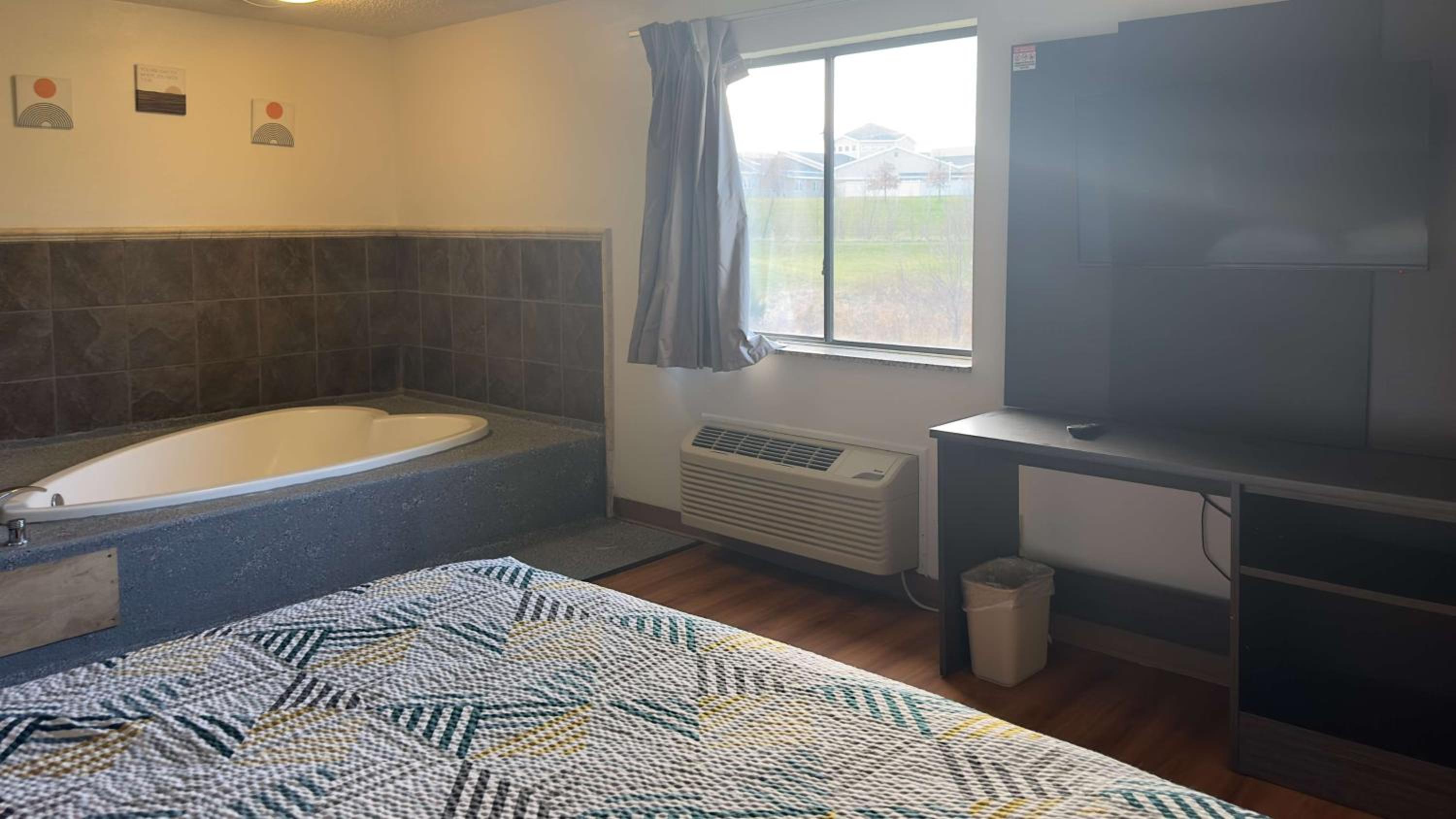 King Room with Roll-in Shower - Disability Access - Non-Smoking photo 2