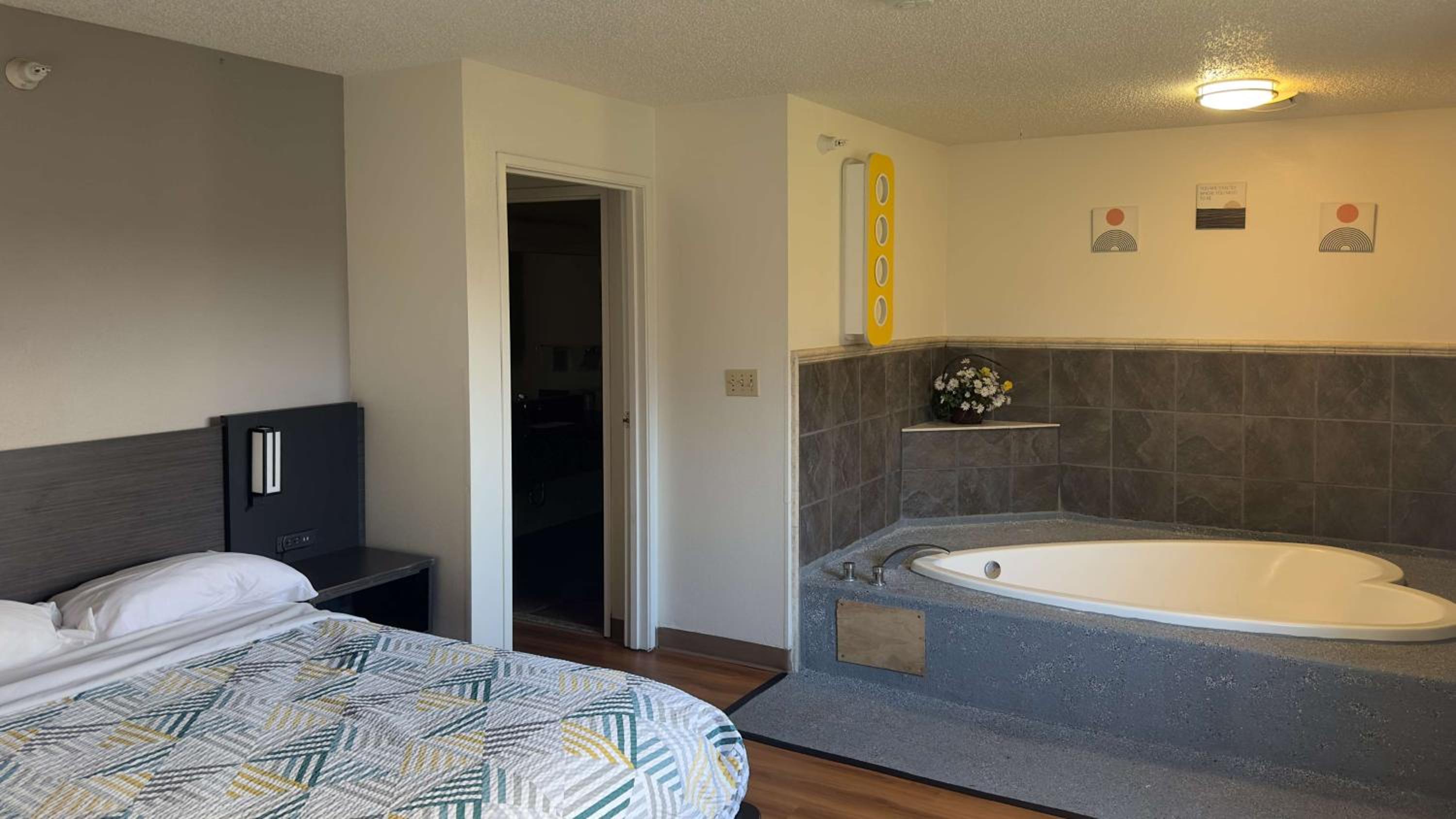 King Room with Roll-in Shower - Disability Access - Non-Smoking photo 3