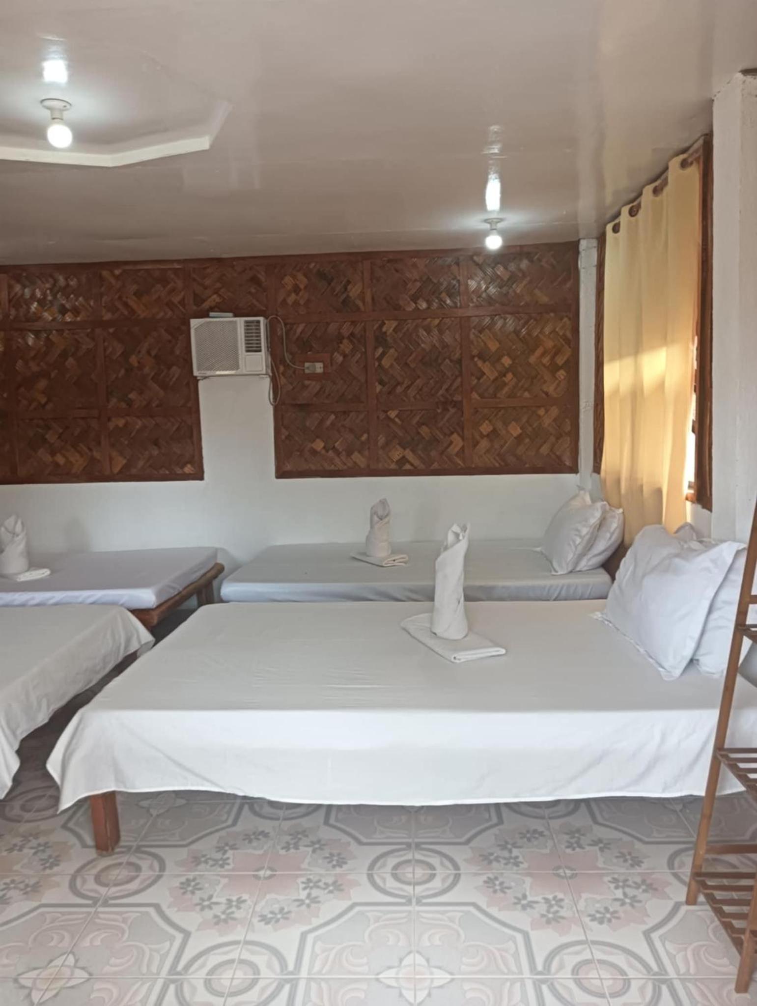 Family Room with Private Bathroom - Photo 4