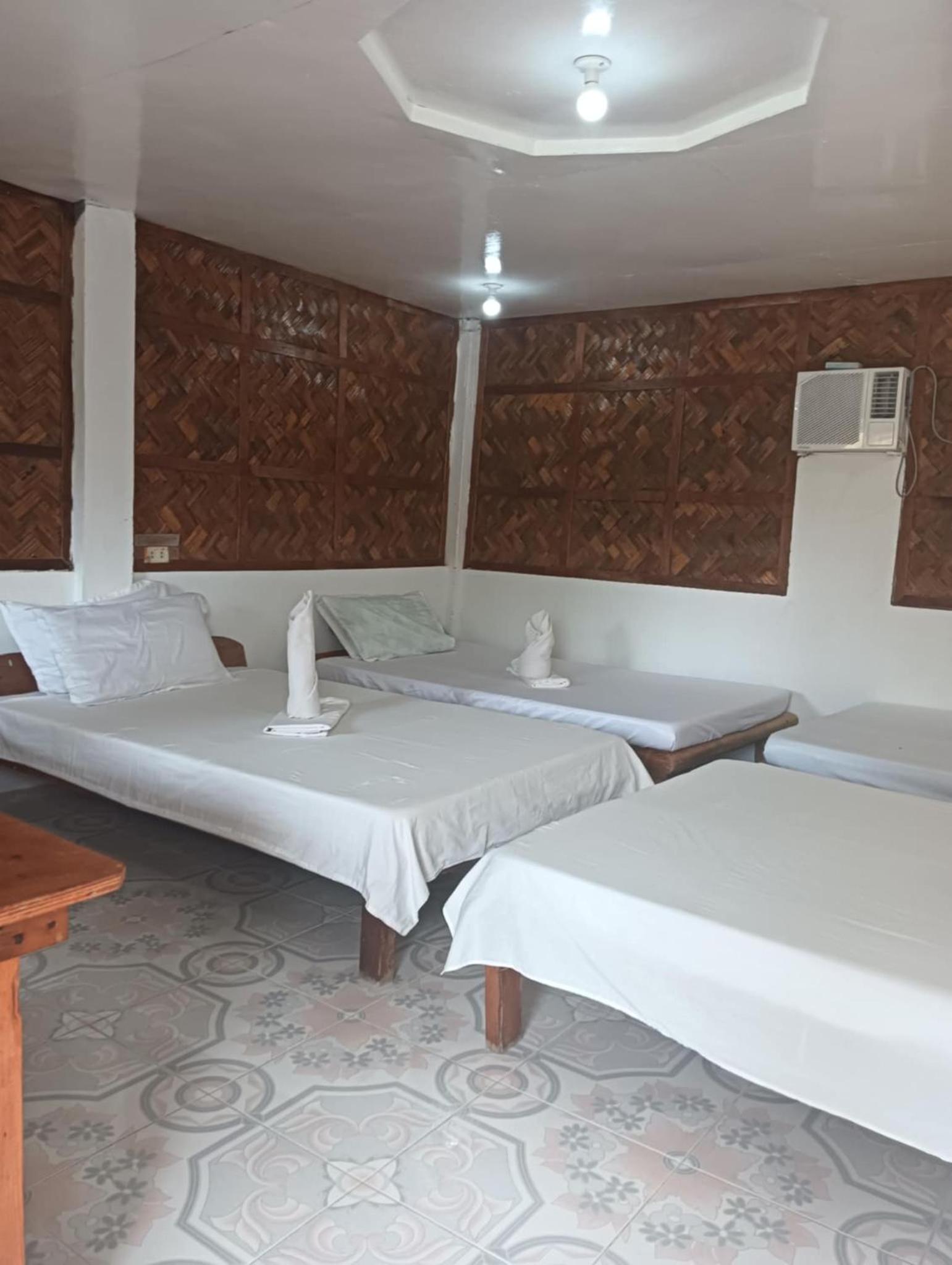 Family Room with Private Bathroom - Photo 3