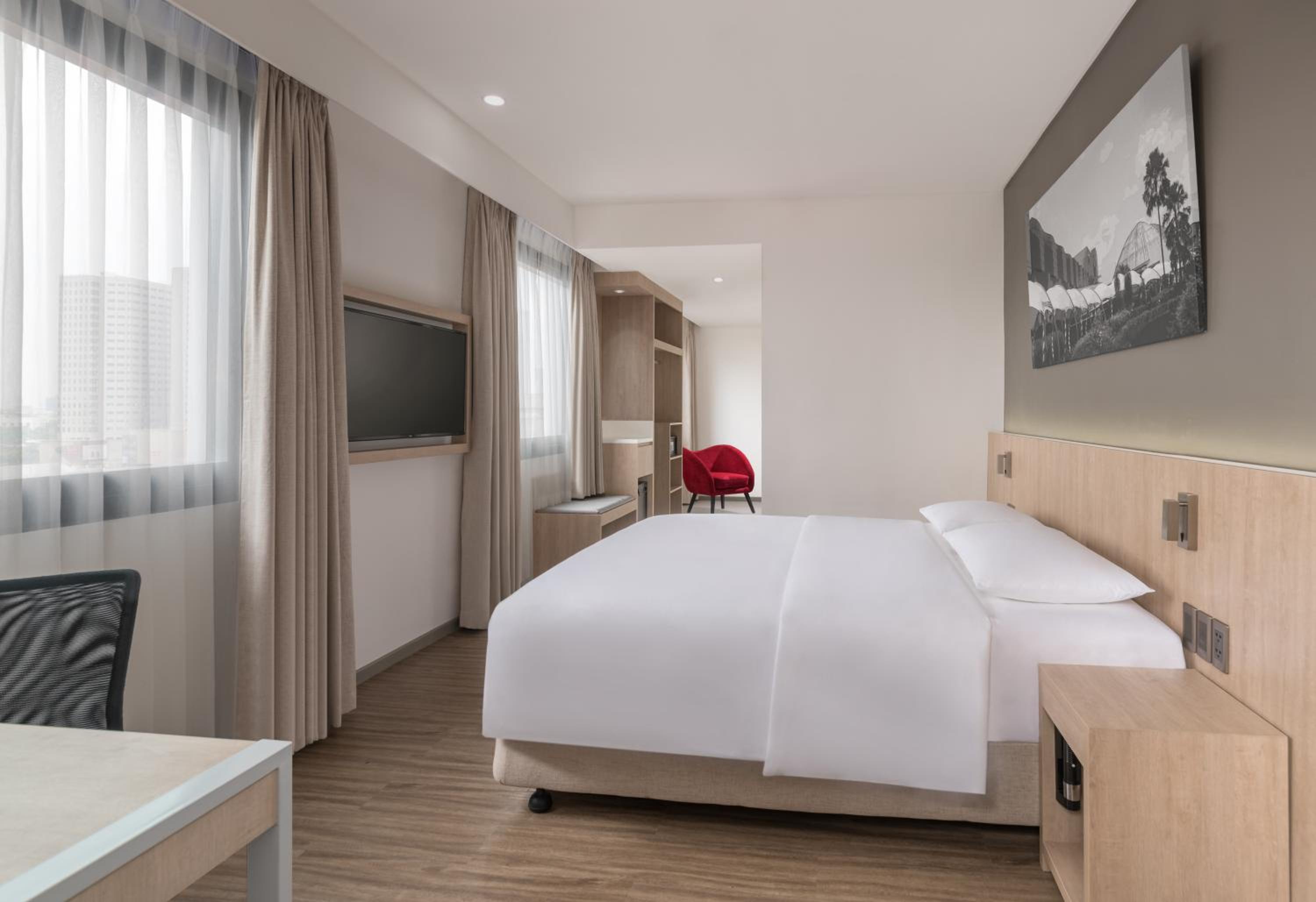 Deluxe Corner Room - Photo 6