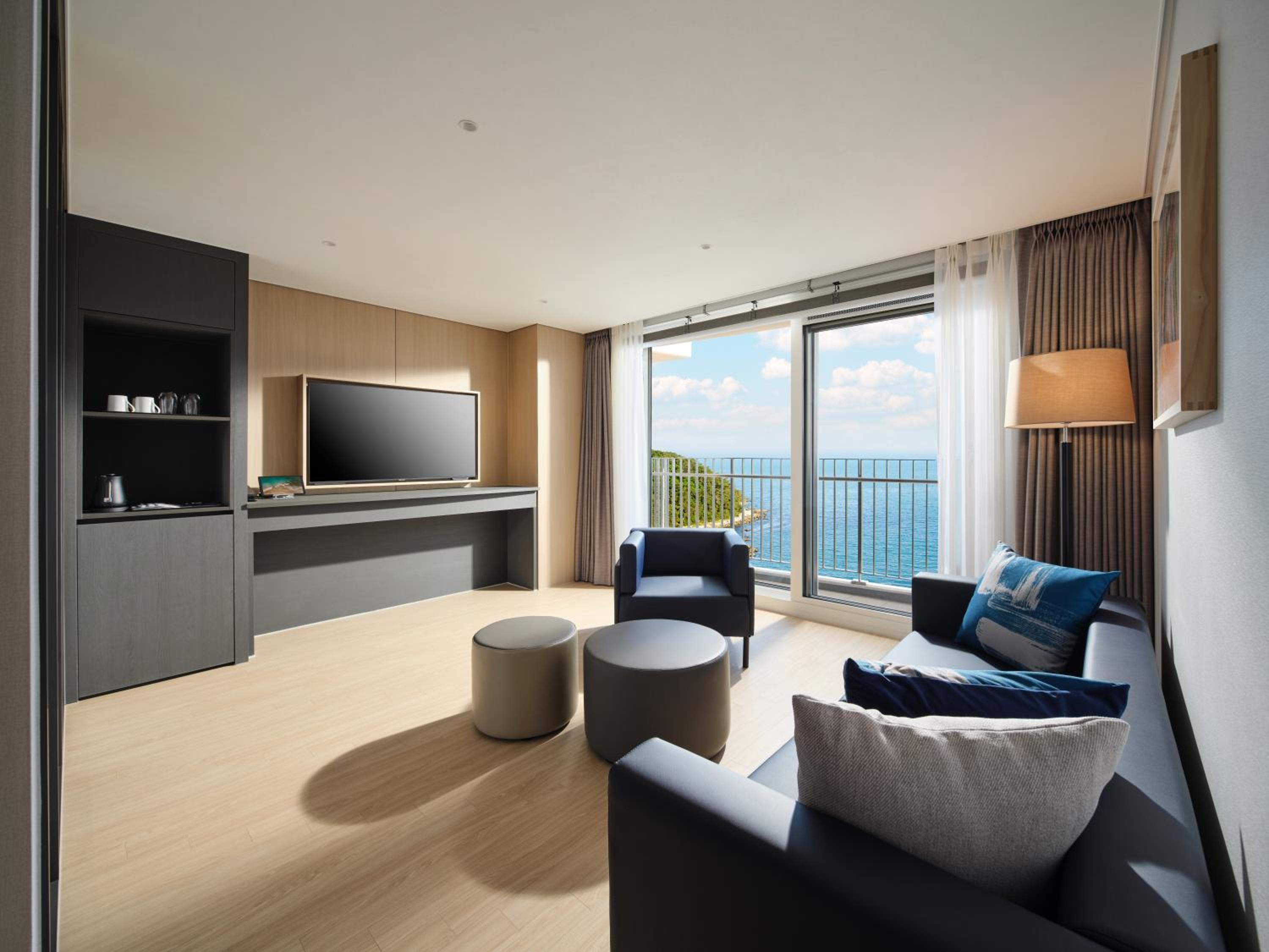 Suite with Sea View - Photo 9