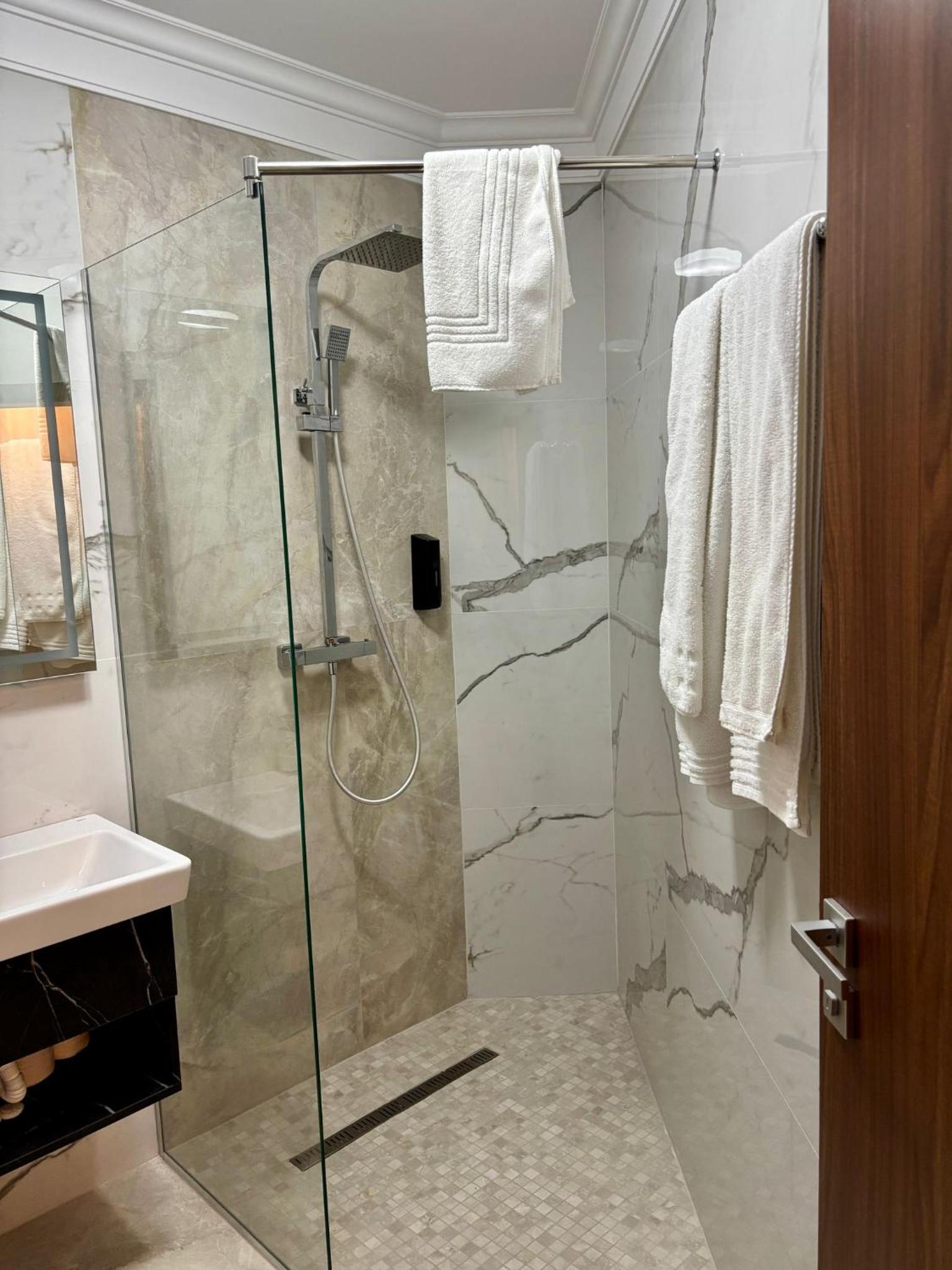 Deluxe Suite - Photo 1