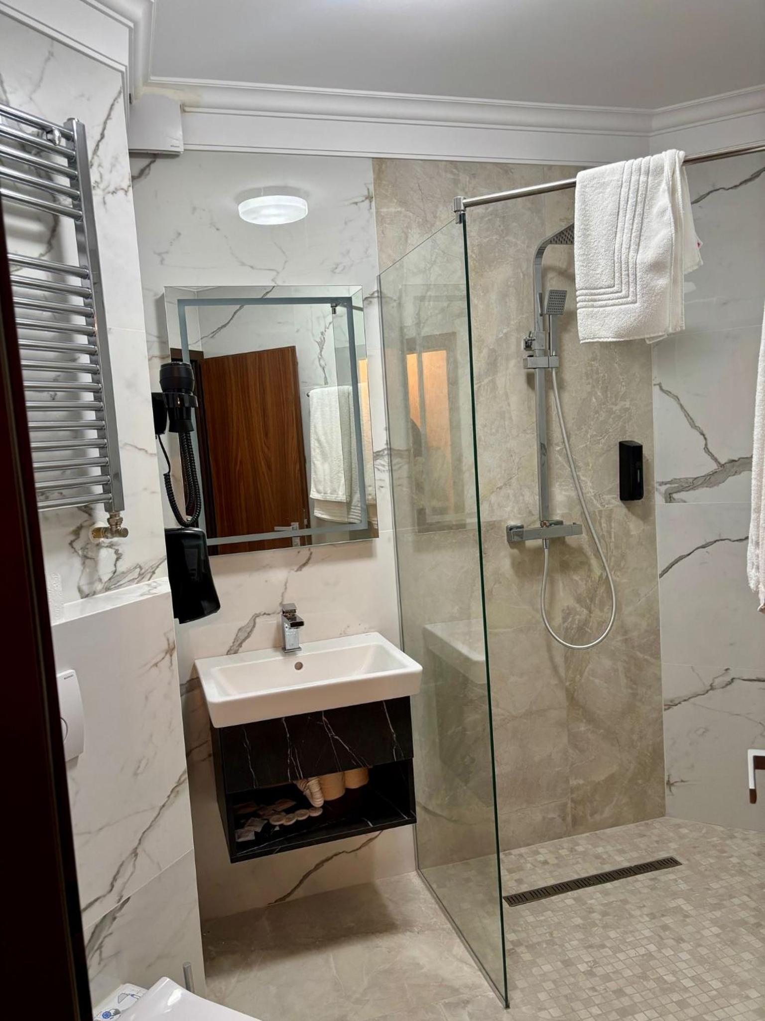 Deluxe Suite - Photo 2