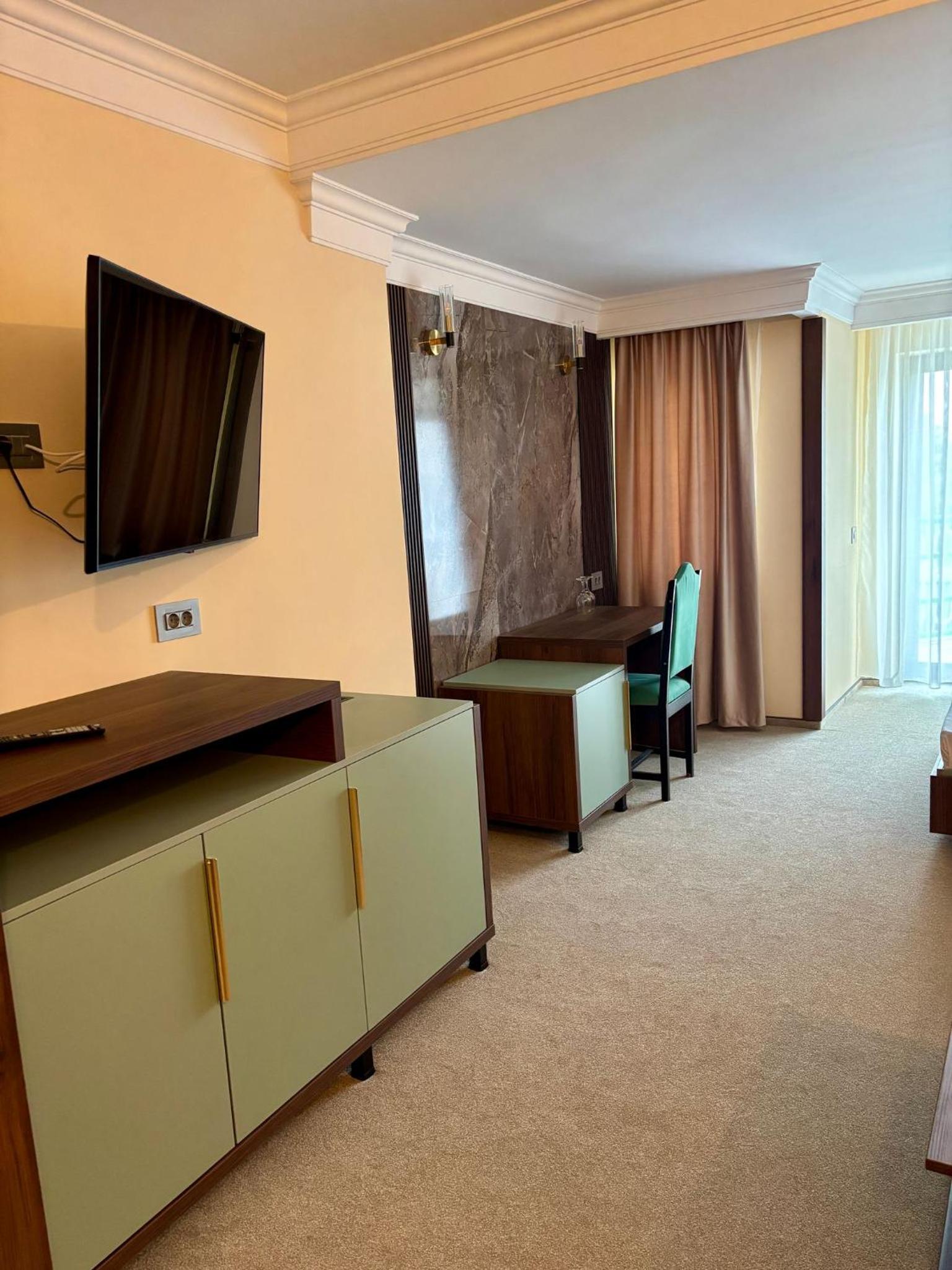 Deluxe Suite - Photo 6