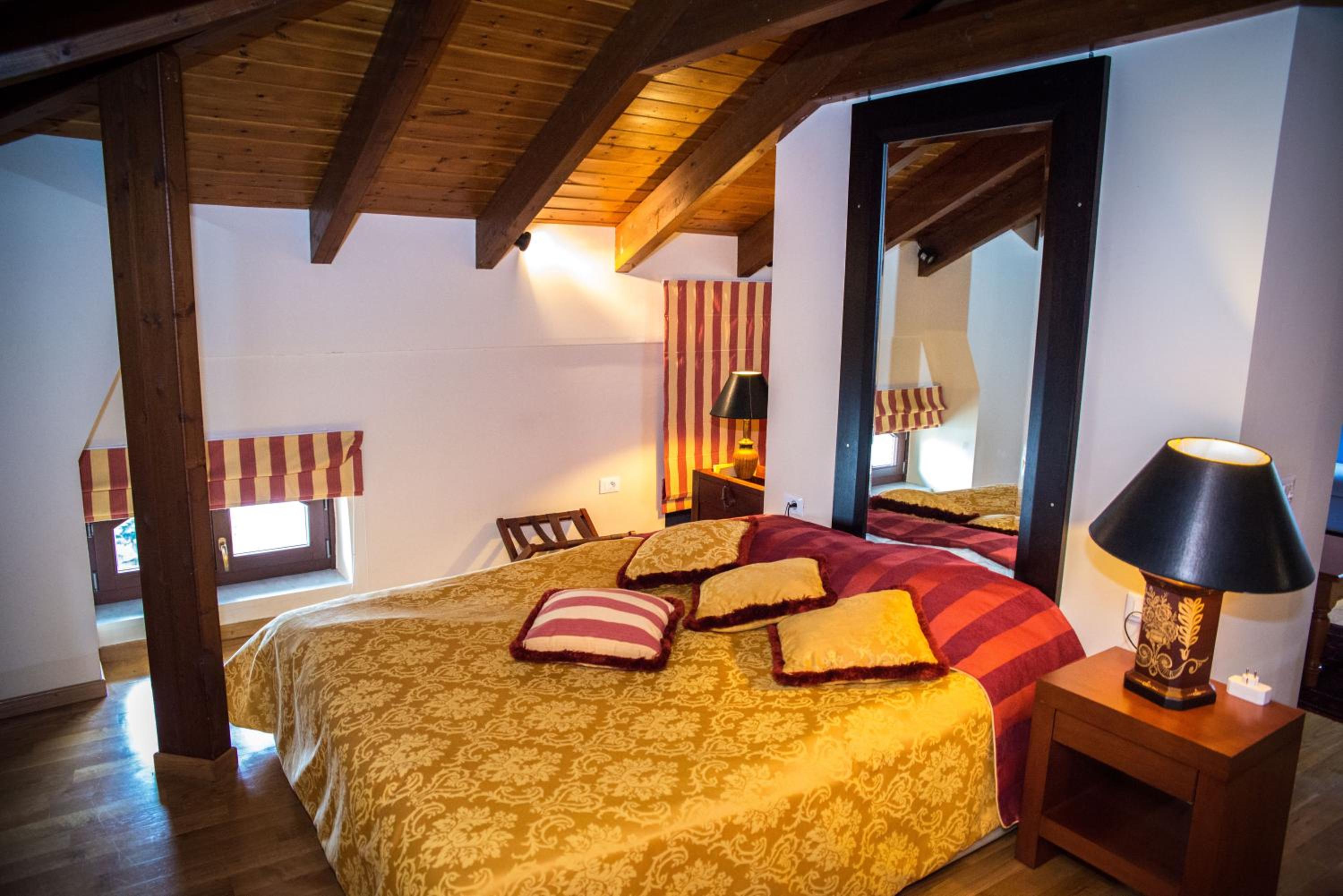 Family Studio Attic with Fireplace photo 1