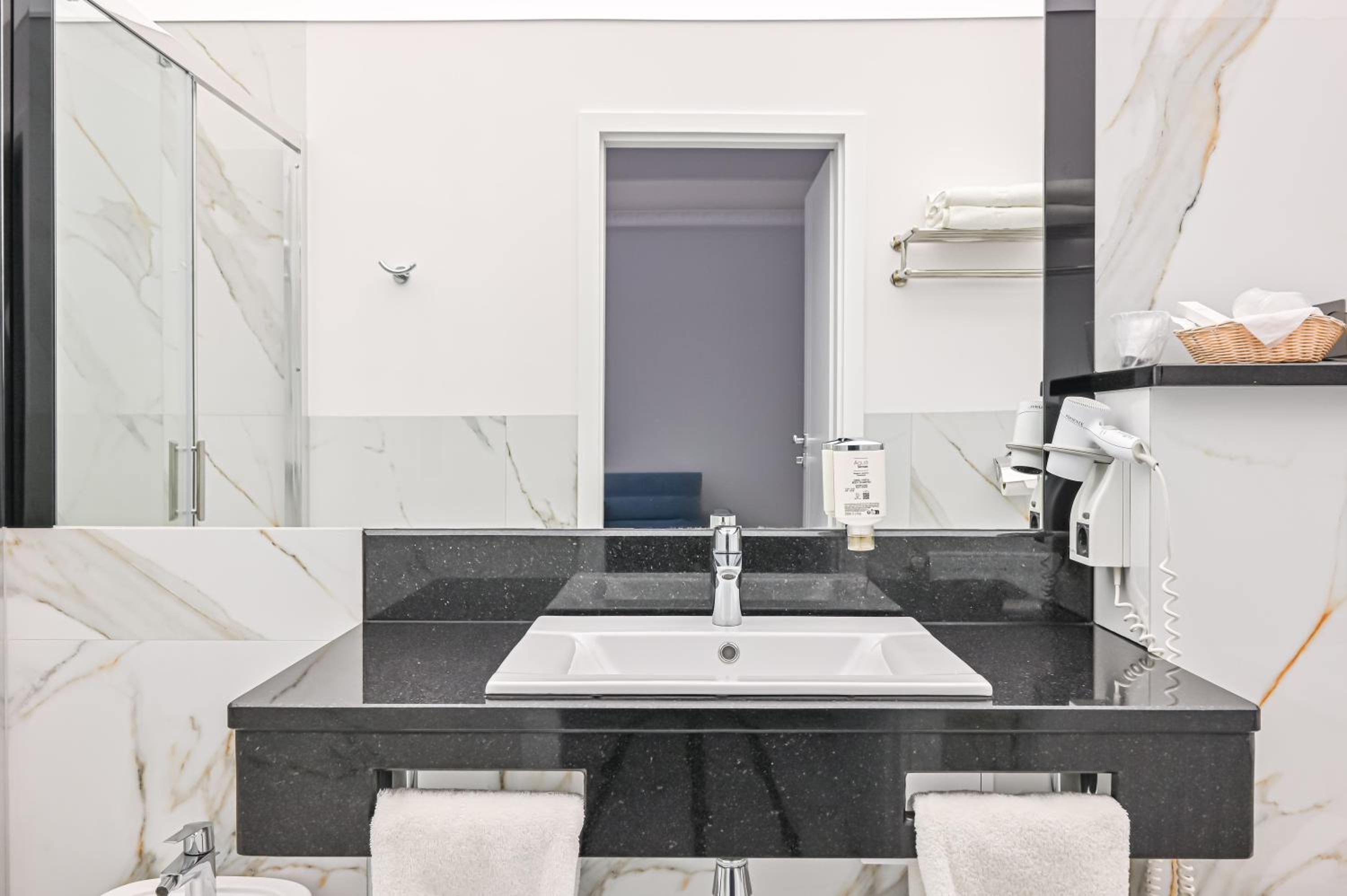 Deluxe Double Room with Balcony - Photo 10