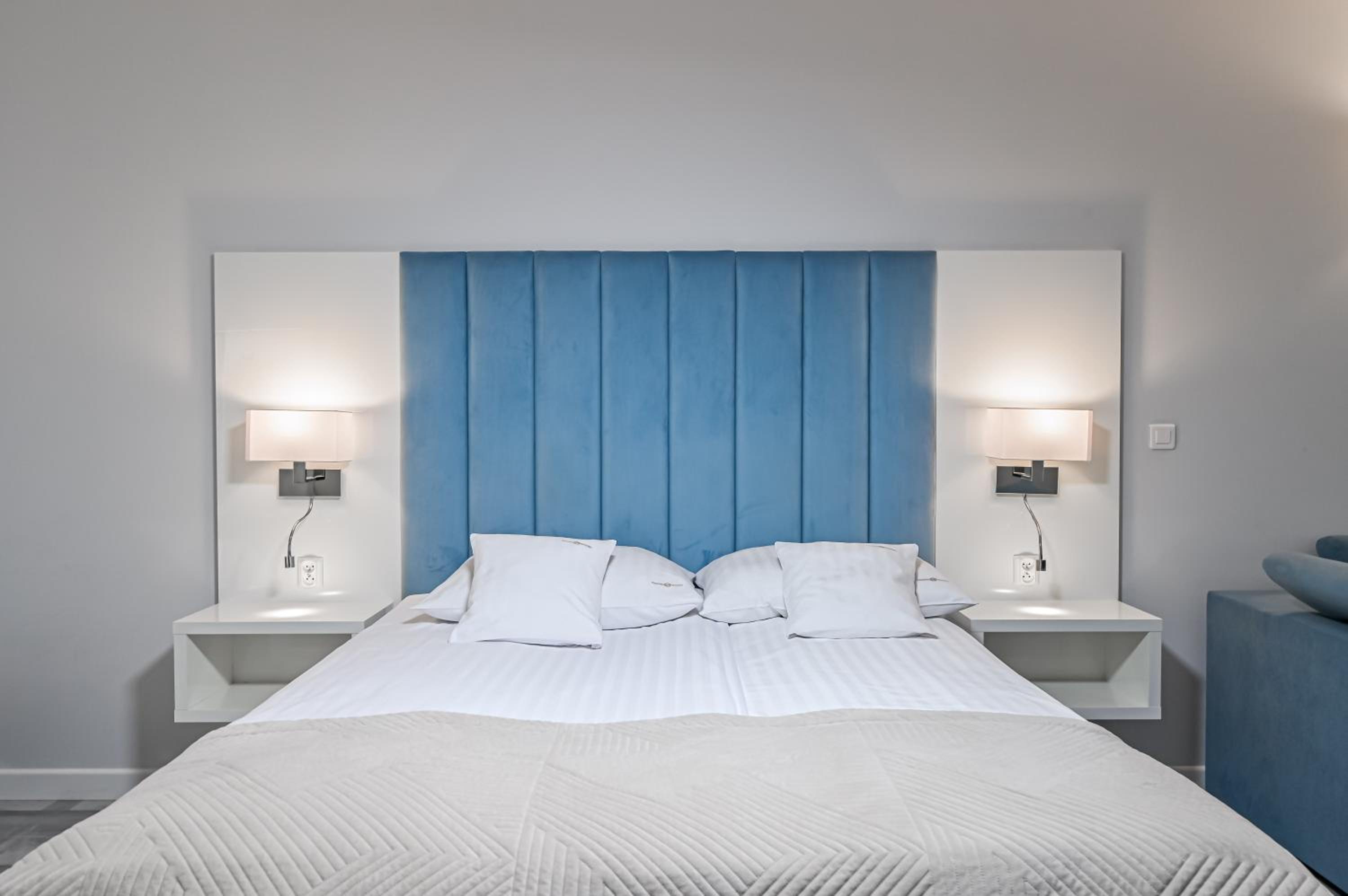Deluxe Double Room with Balcony - Photo 4