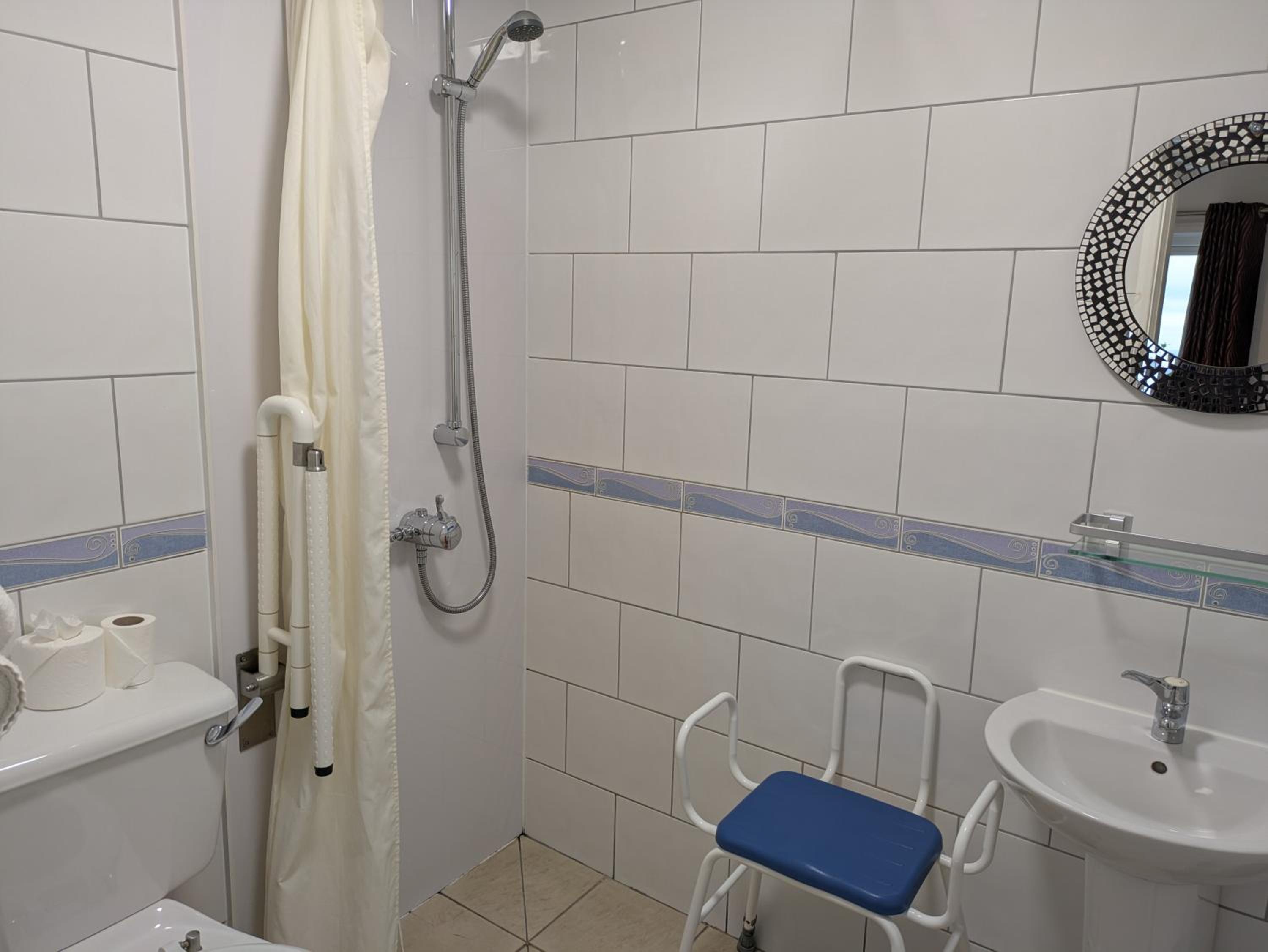 Twin Room - Disability Access - Photo 3