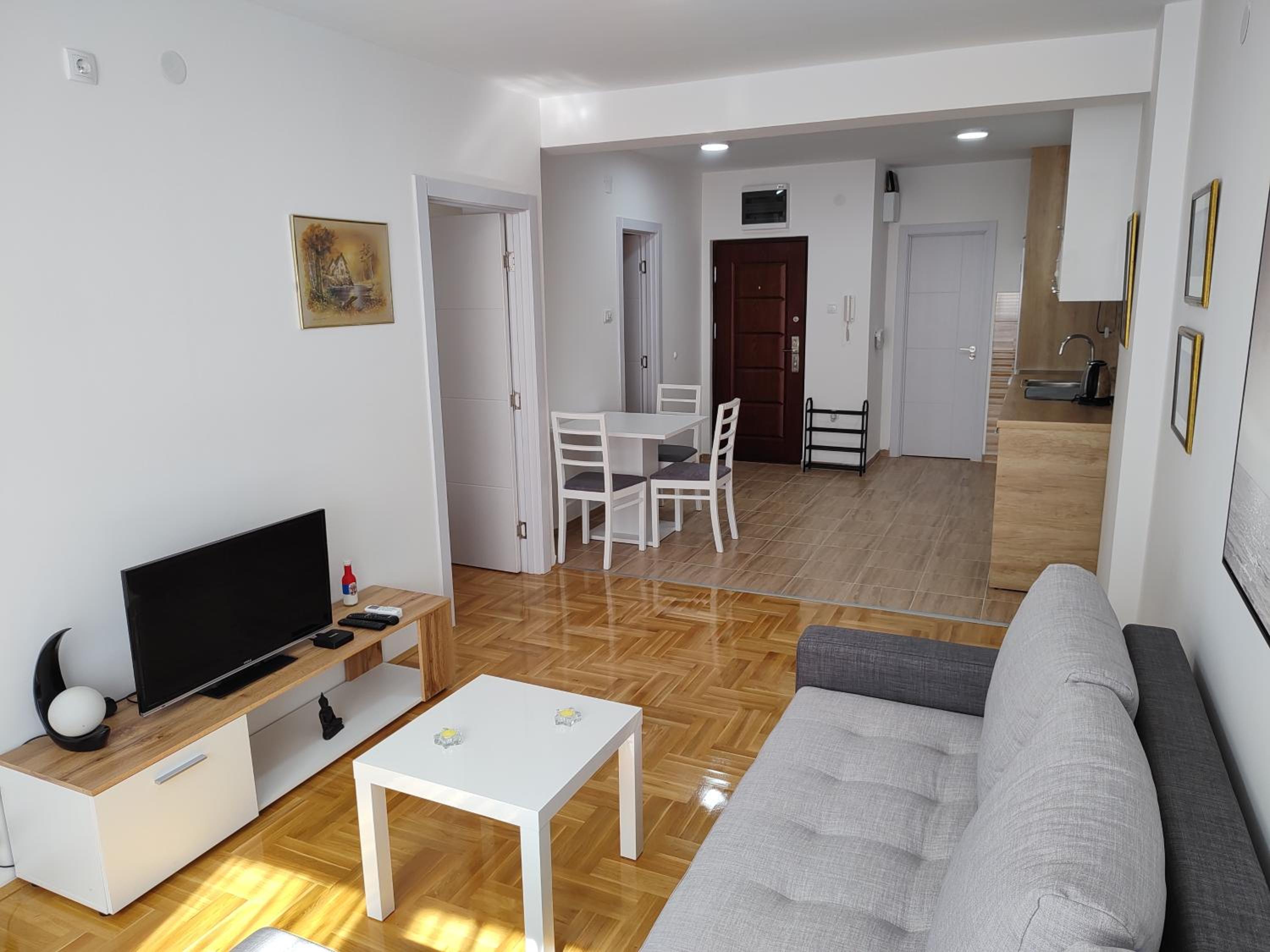 One-Bedroom Apartment with Terrace - Photo 2