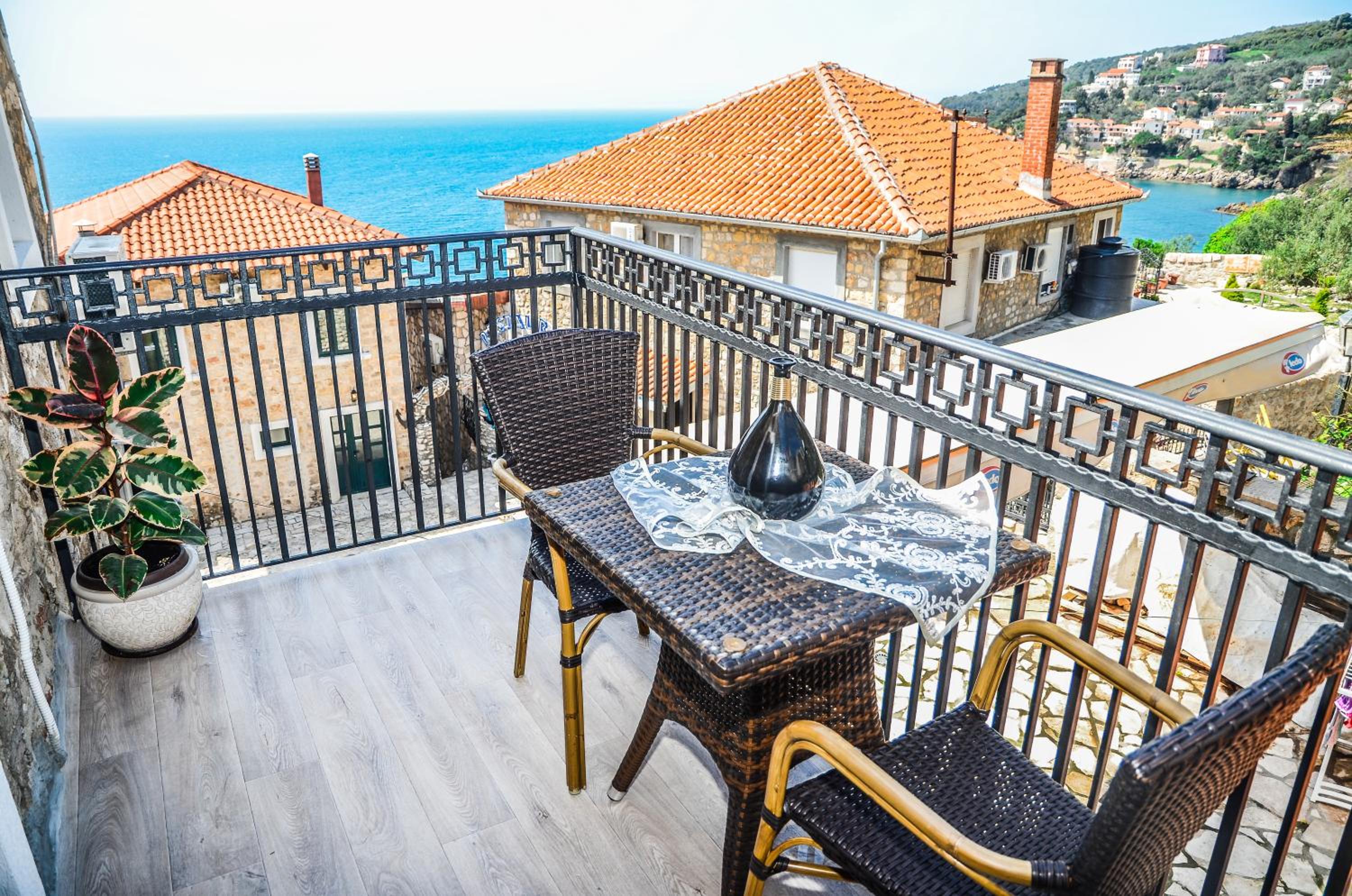 Double Room with Balcony and Sea View - Photo 6