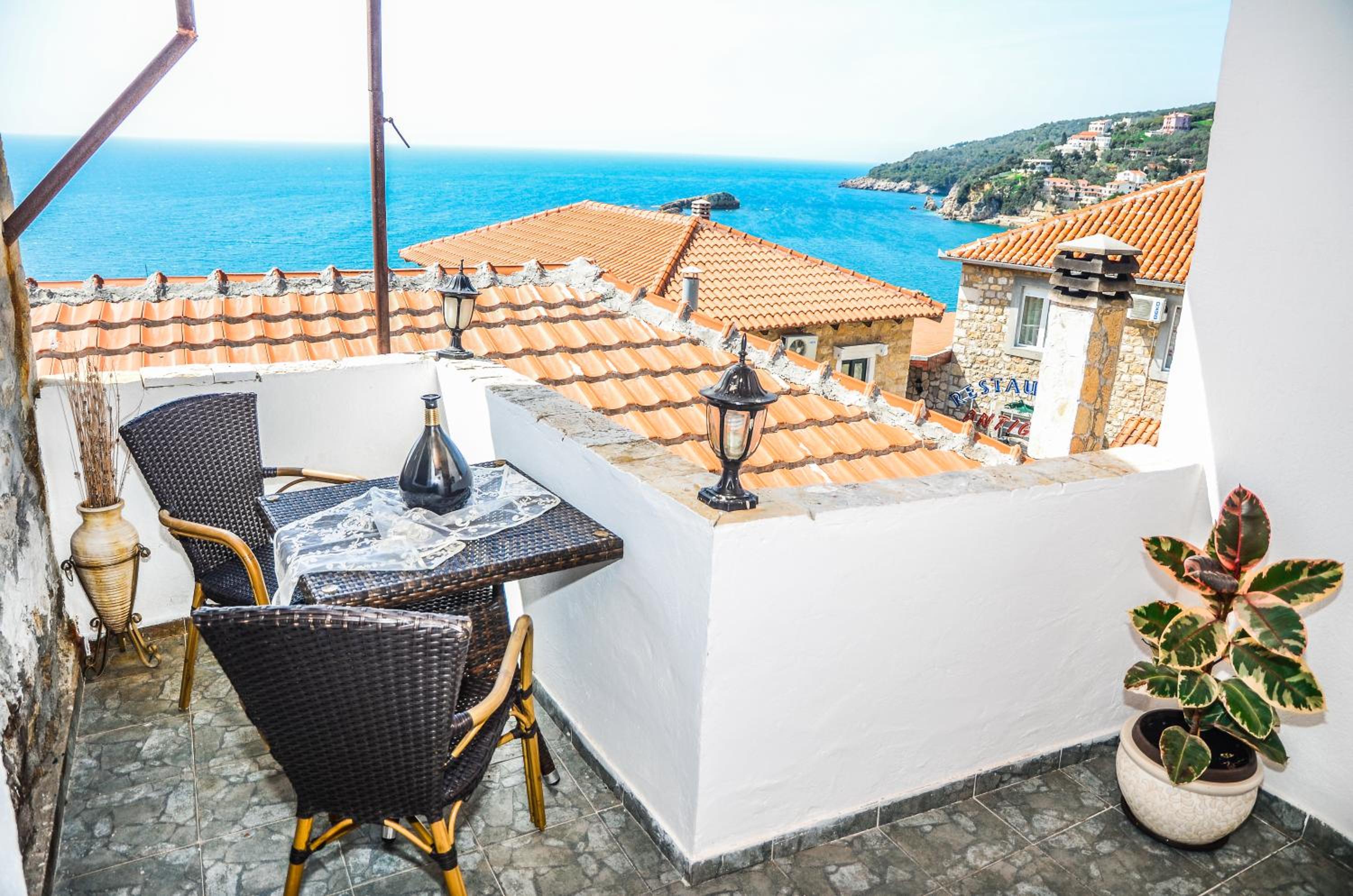 Apartment with Balcony and Sea View - Photo 9