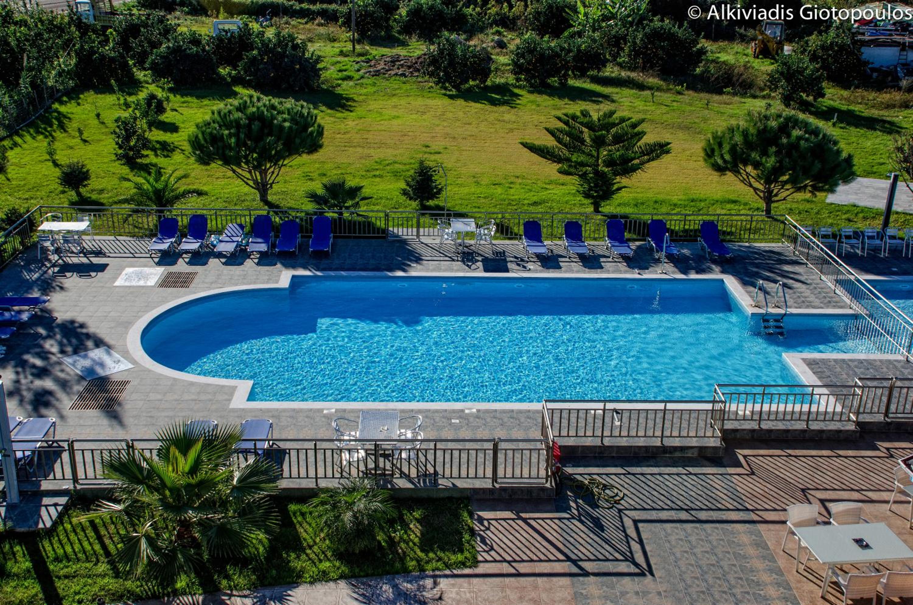 Luxus Suite Two-Bedroom Apartment with Pool View (4 Adults + 2 Children) photo 3