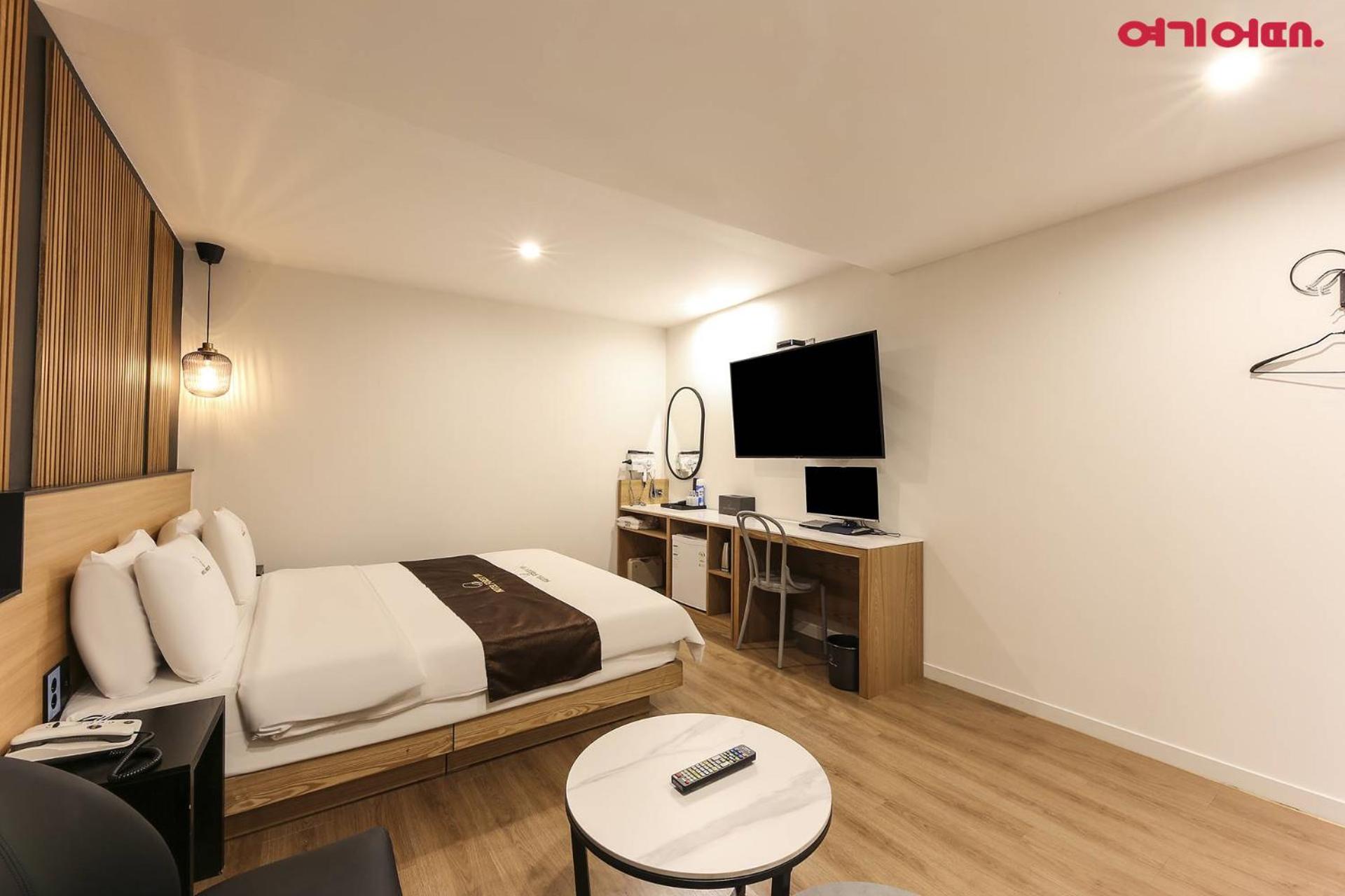 Deluxe Room - Photo 15