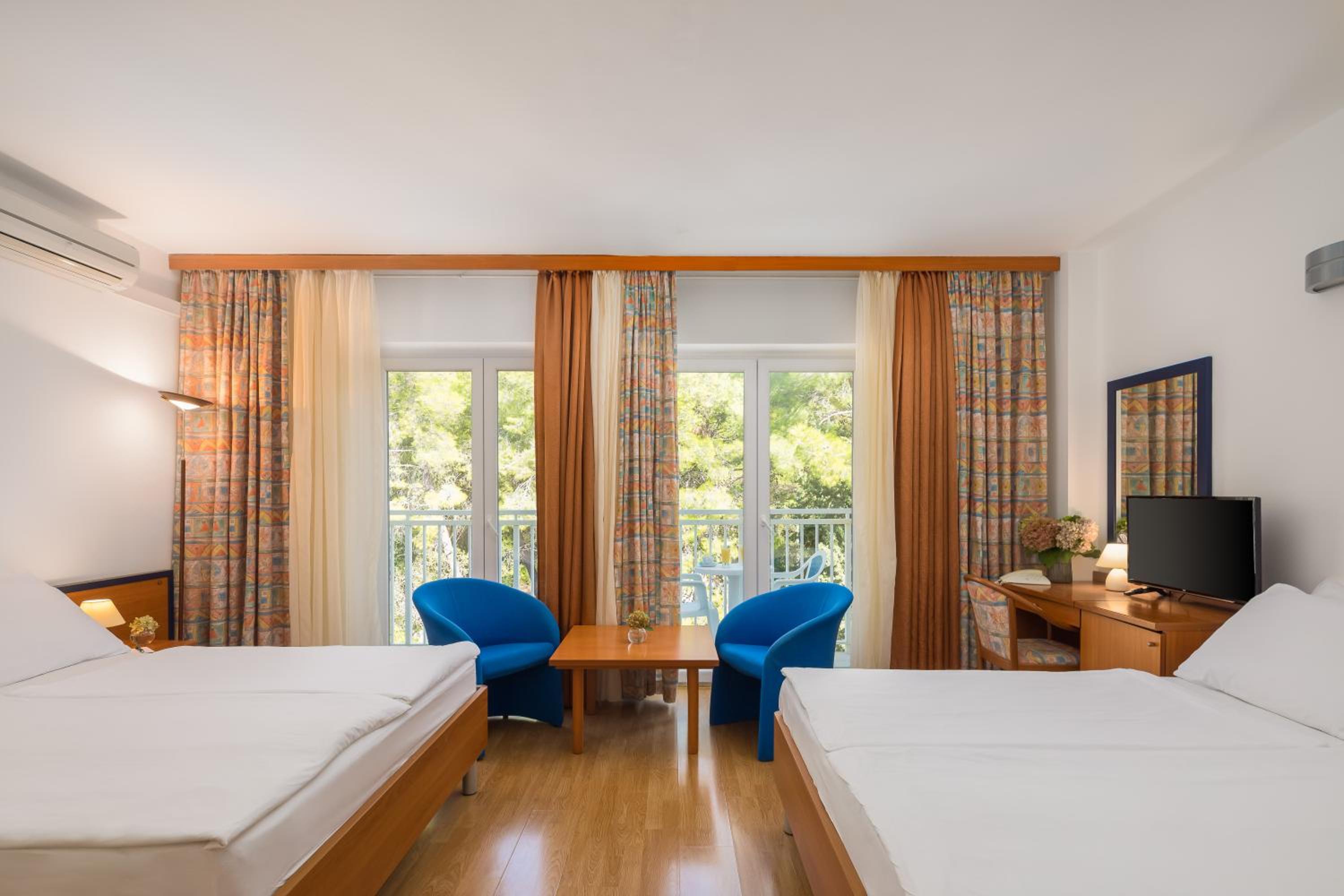Comfort Family Room with Balcony photo 3