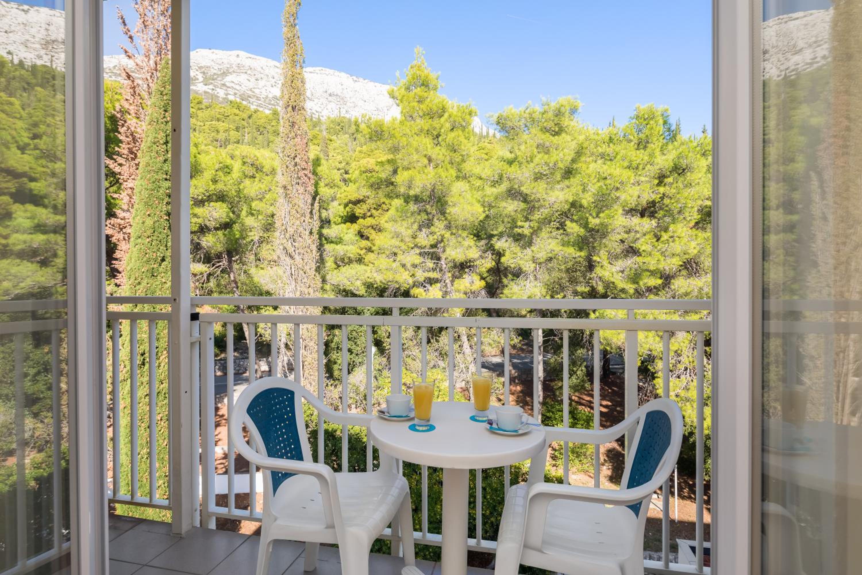Comfort Family Room with Balcony photo 2