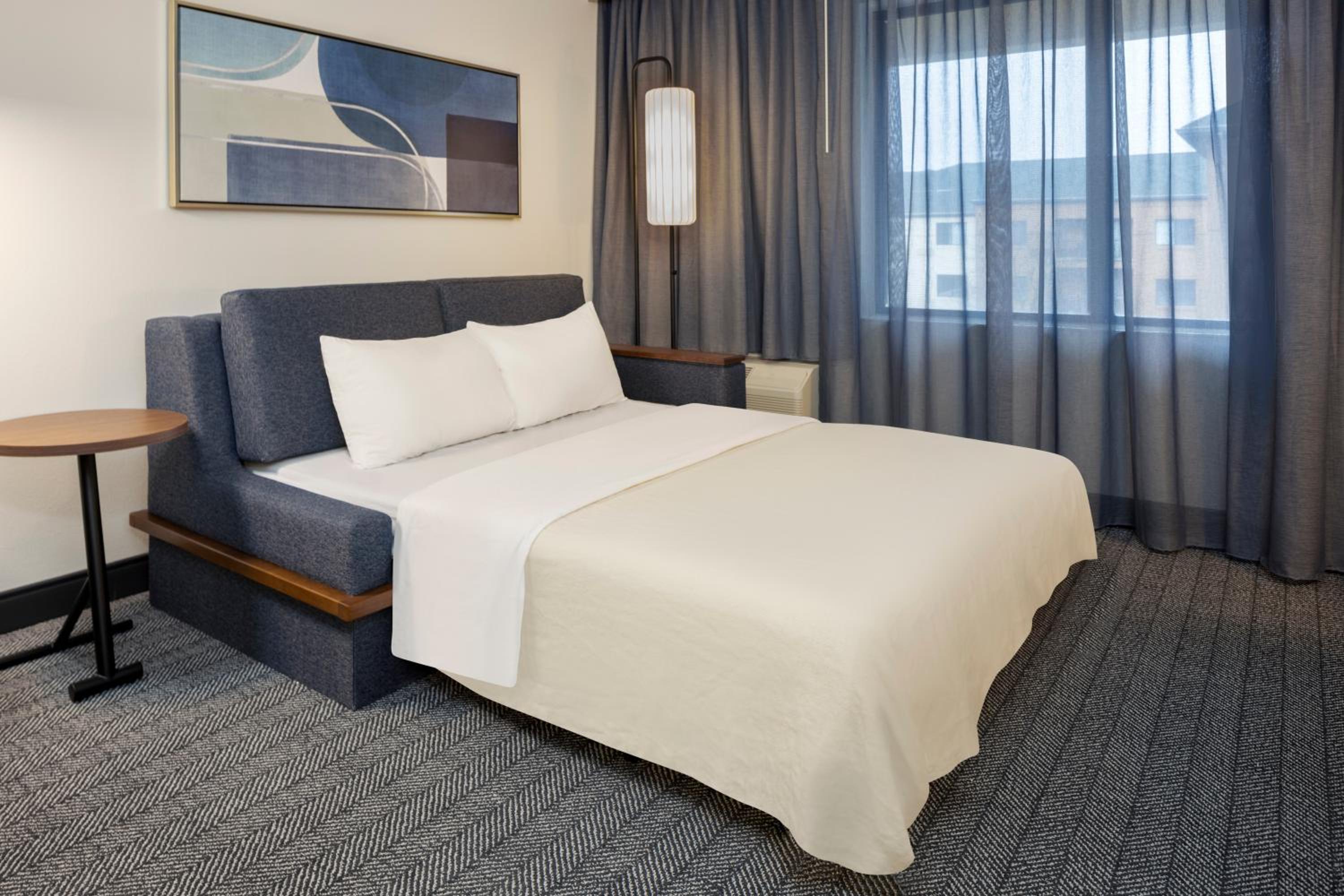 Standard Room with 1 King Bed & Sofa bed - Photo 3