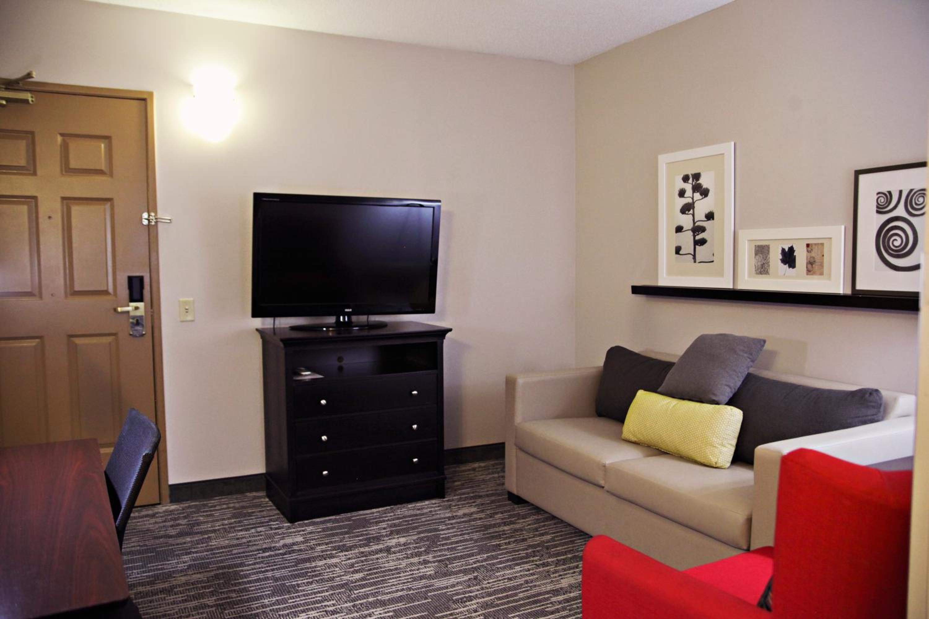 Queen Suite with Two Queen Beds and Sofa Bed - Non Smoking - Photo 2