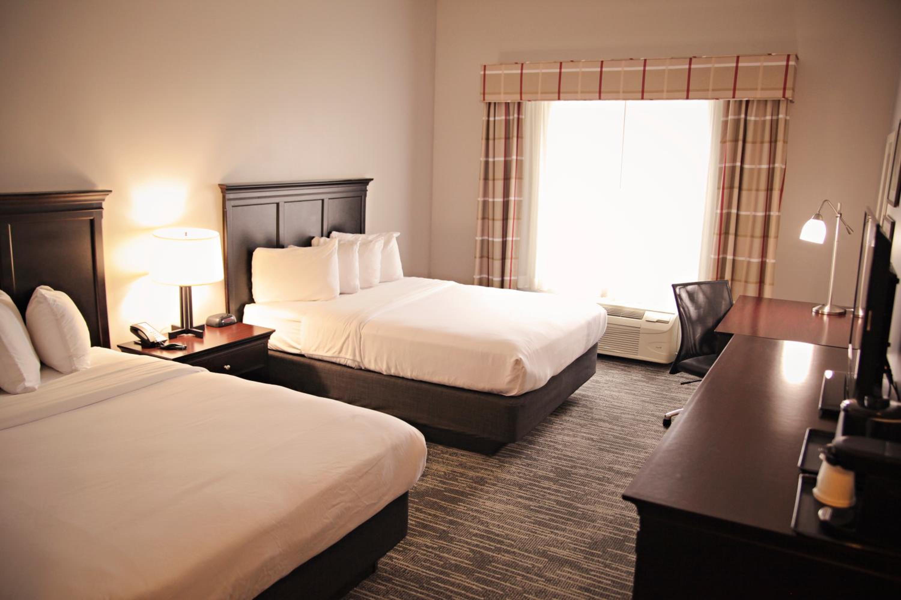 Queen Suite with Two Queen Beds and Sofa Bed - Non Smoking - Photo 4