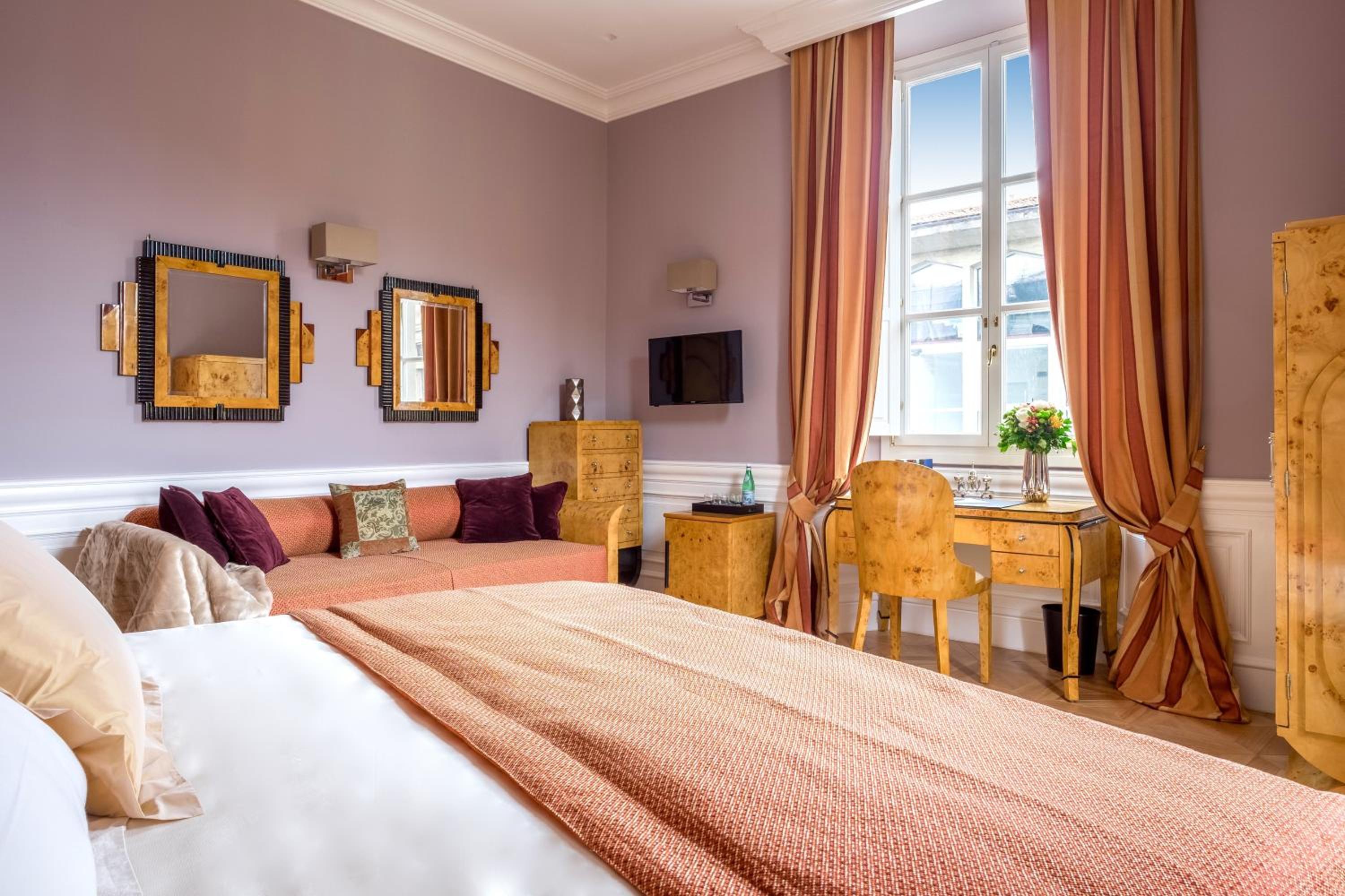 Deluxe King Room photo 2