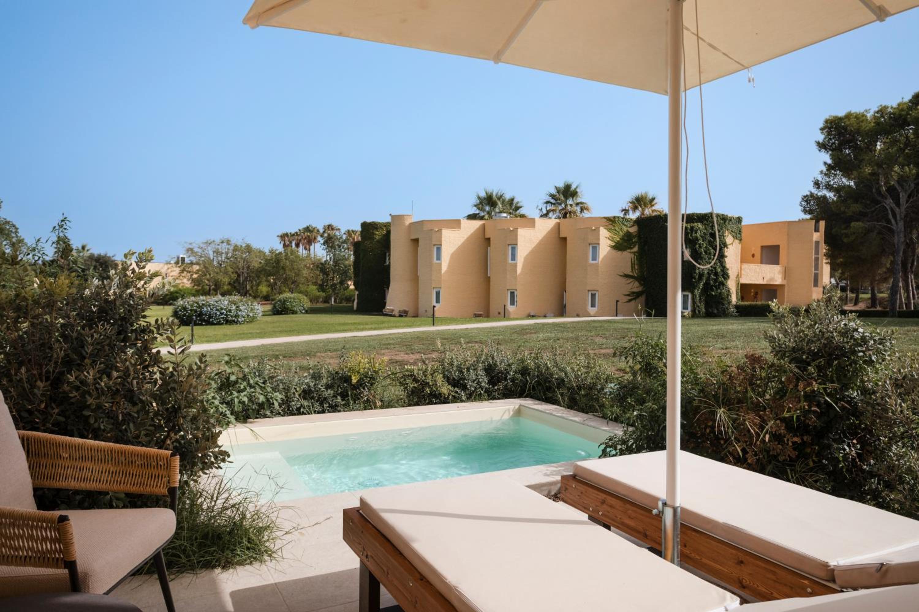 One-Bedroom Swim-Up King Suite with Sofa Bed