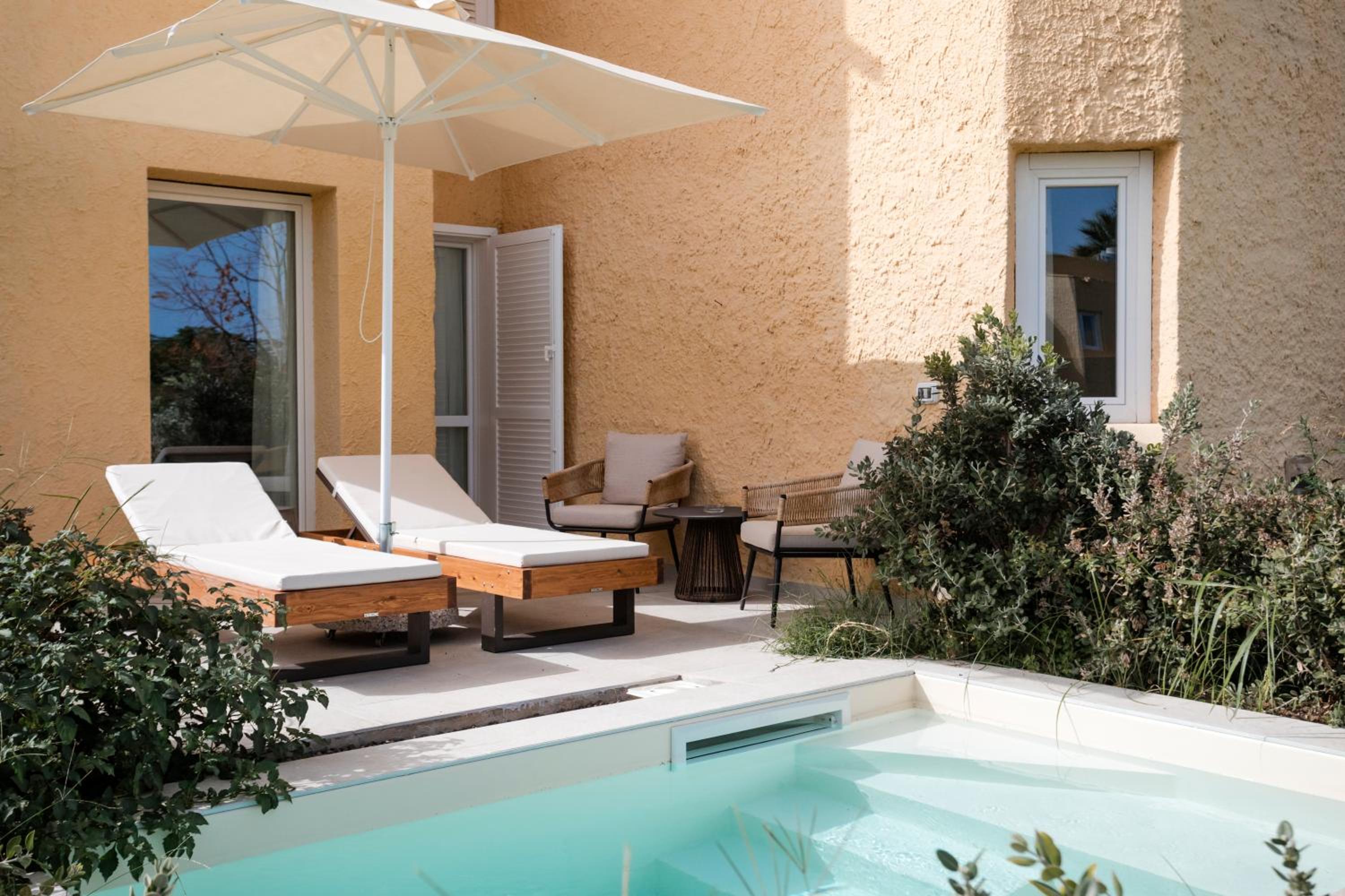 One-Bedroom Swim-Up King Suite with Sofa Bed thumbnail 5