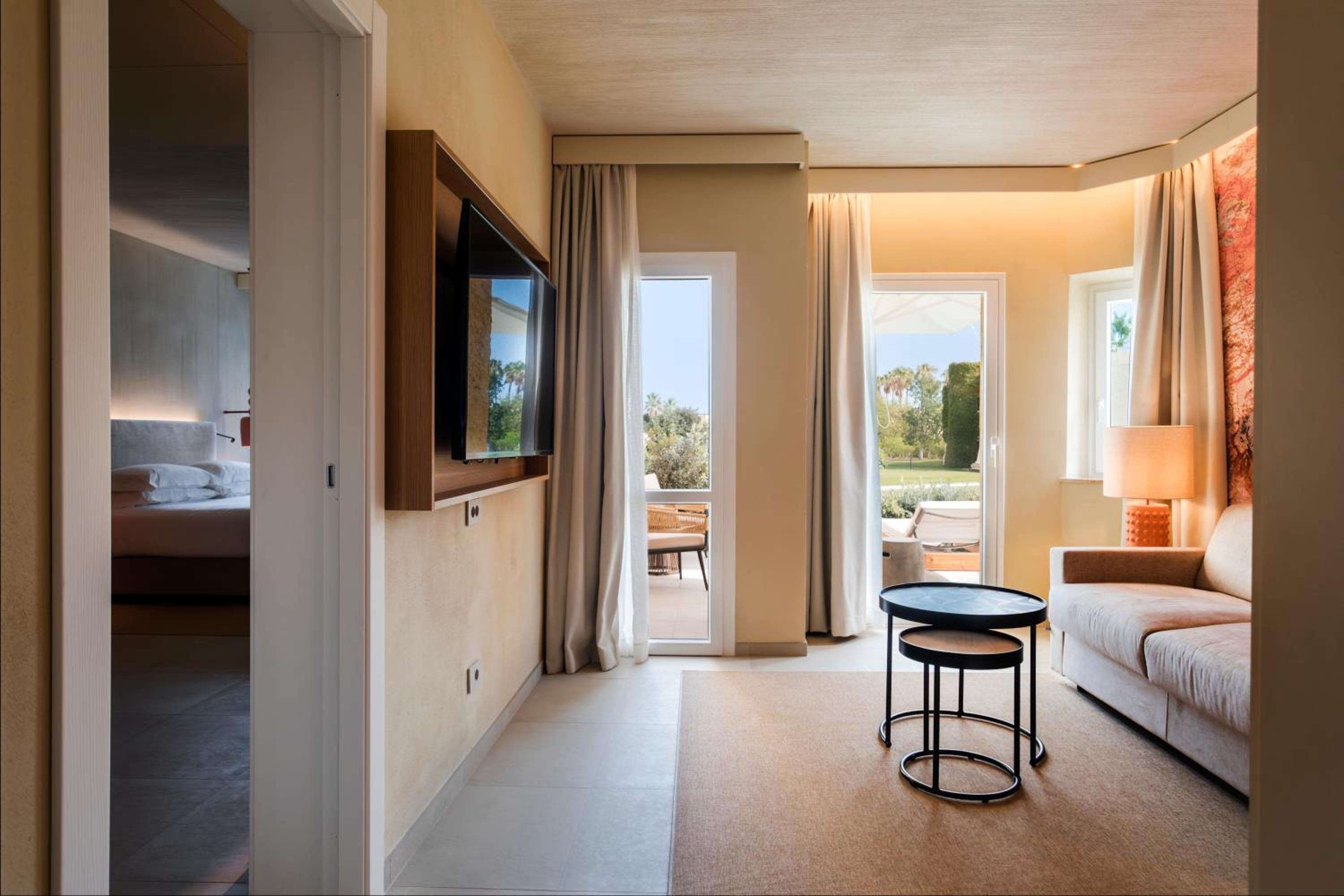One-Bedroom Swim-Up King Suite with Sofa Bed thumbnail 6