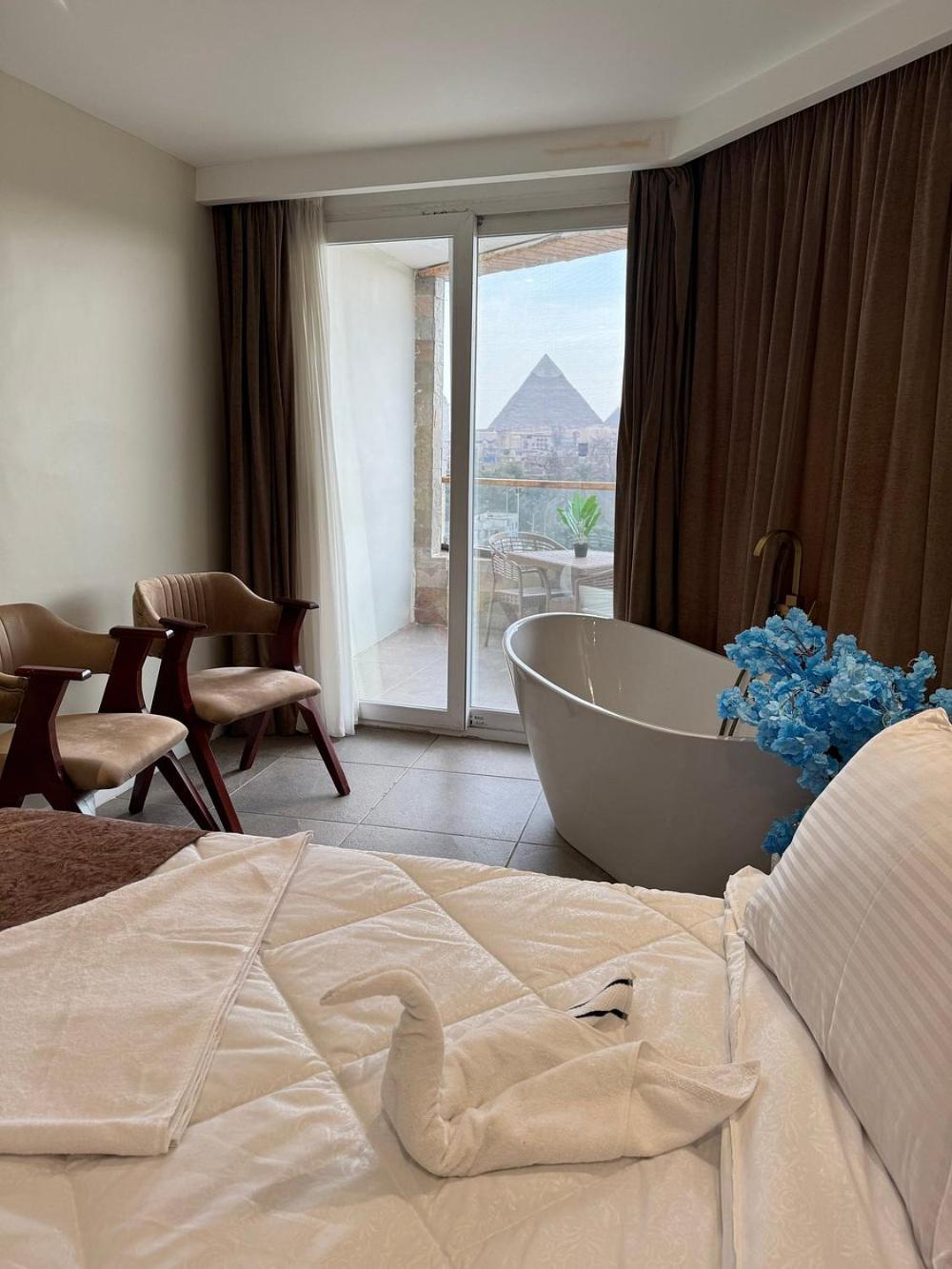 Luxury Suite With Balcony Pyramids View photo 2