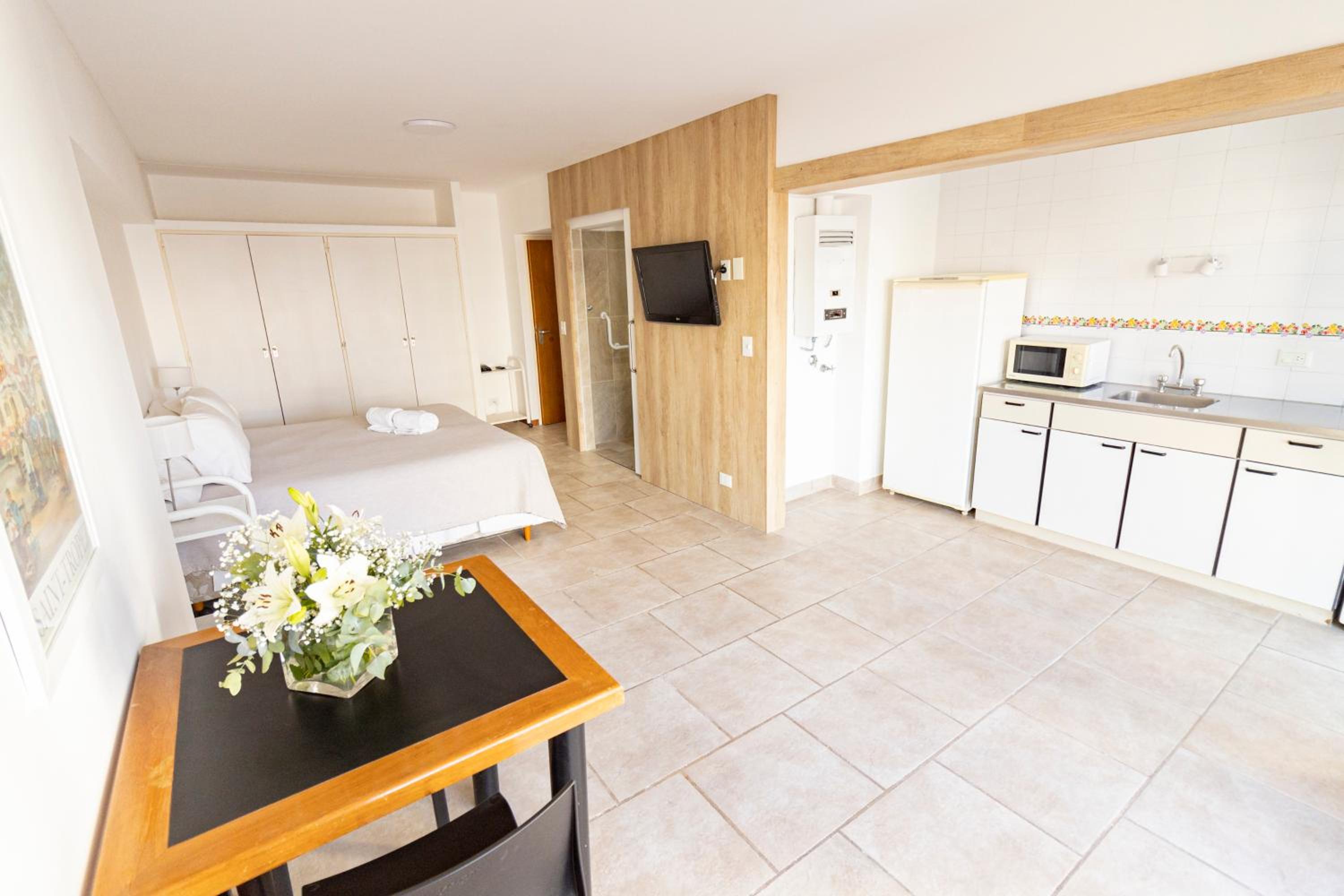 King Room with Roll-In Shower - Disability Access photo 3