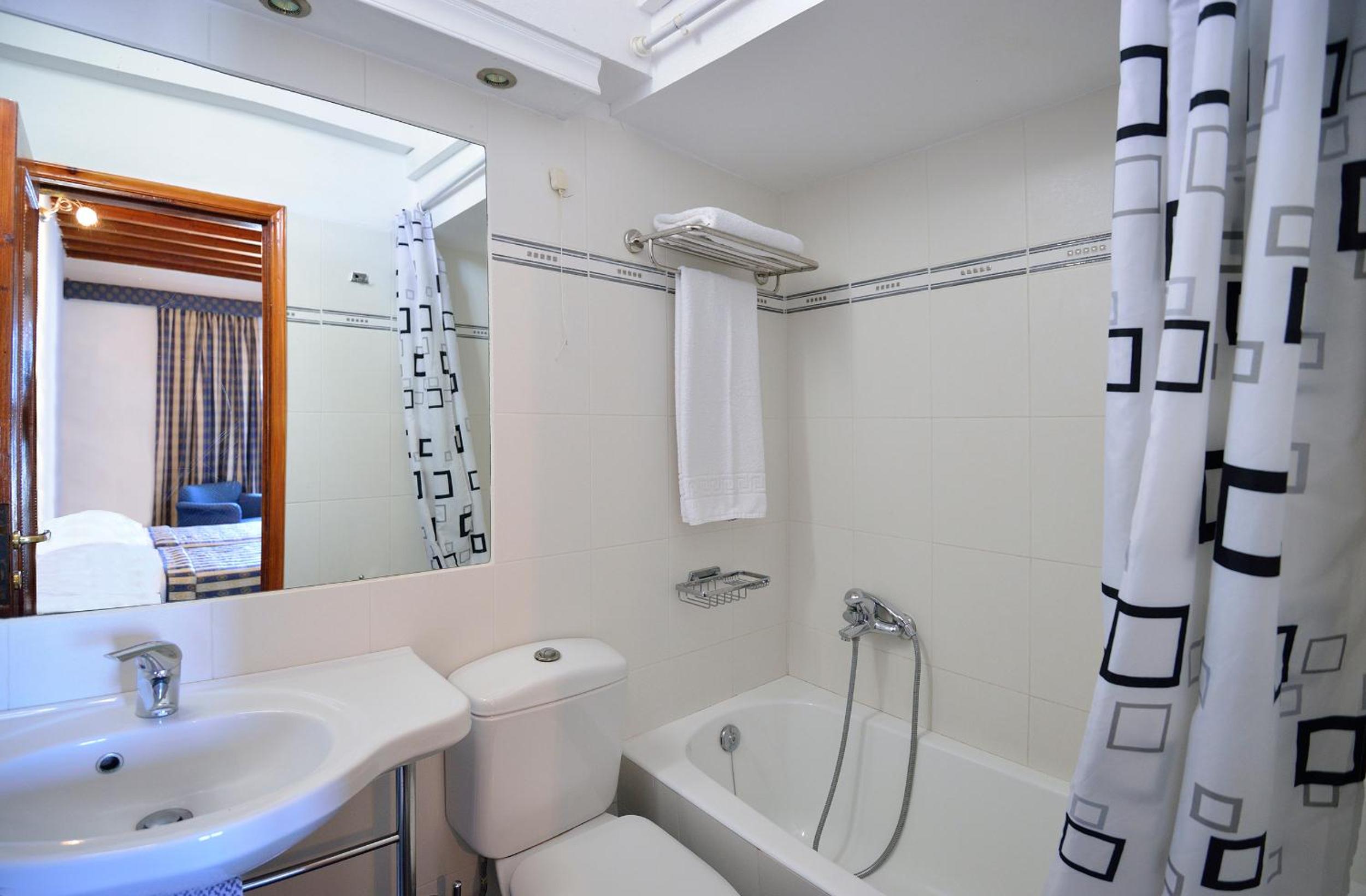 Double or Twin Room - Photo 33