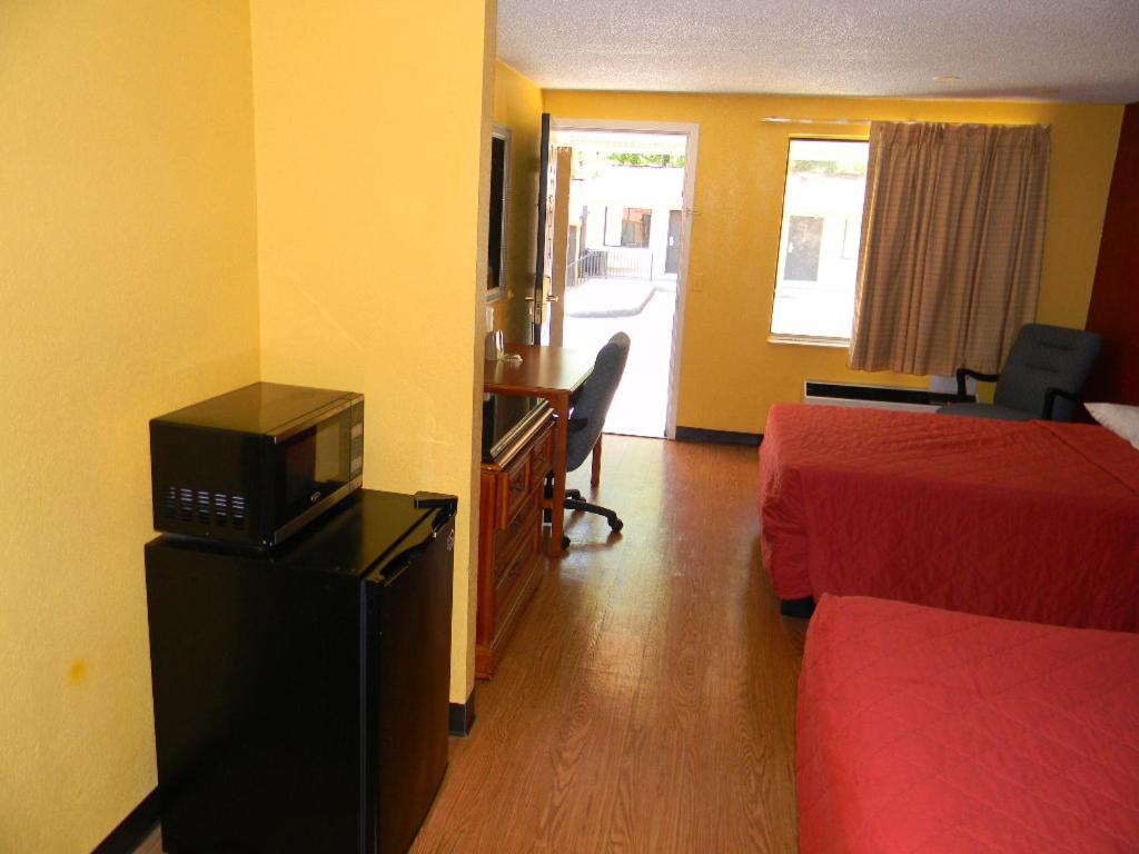 Double Room with Two Double Beds - Smoking photo 3