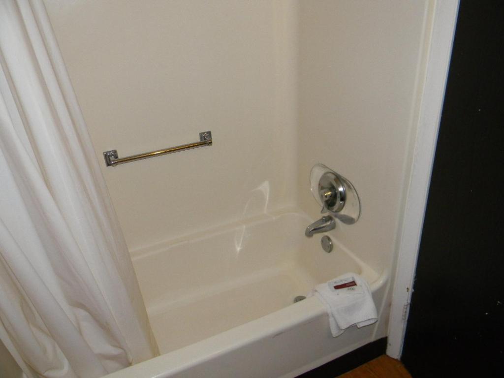King Room - Non-Smoking photo 2