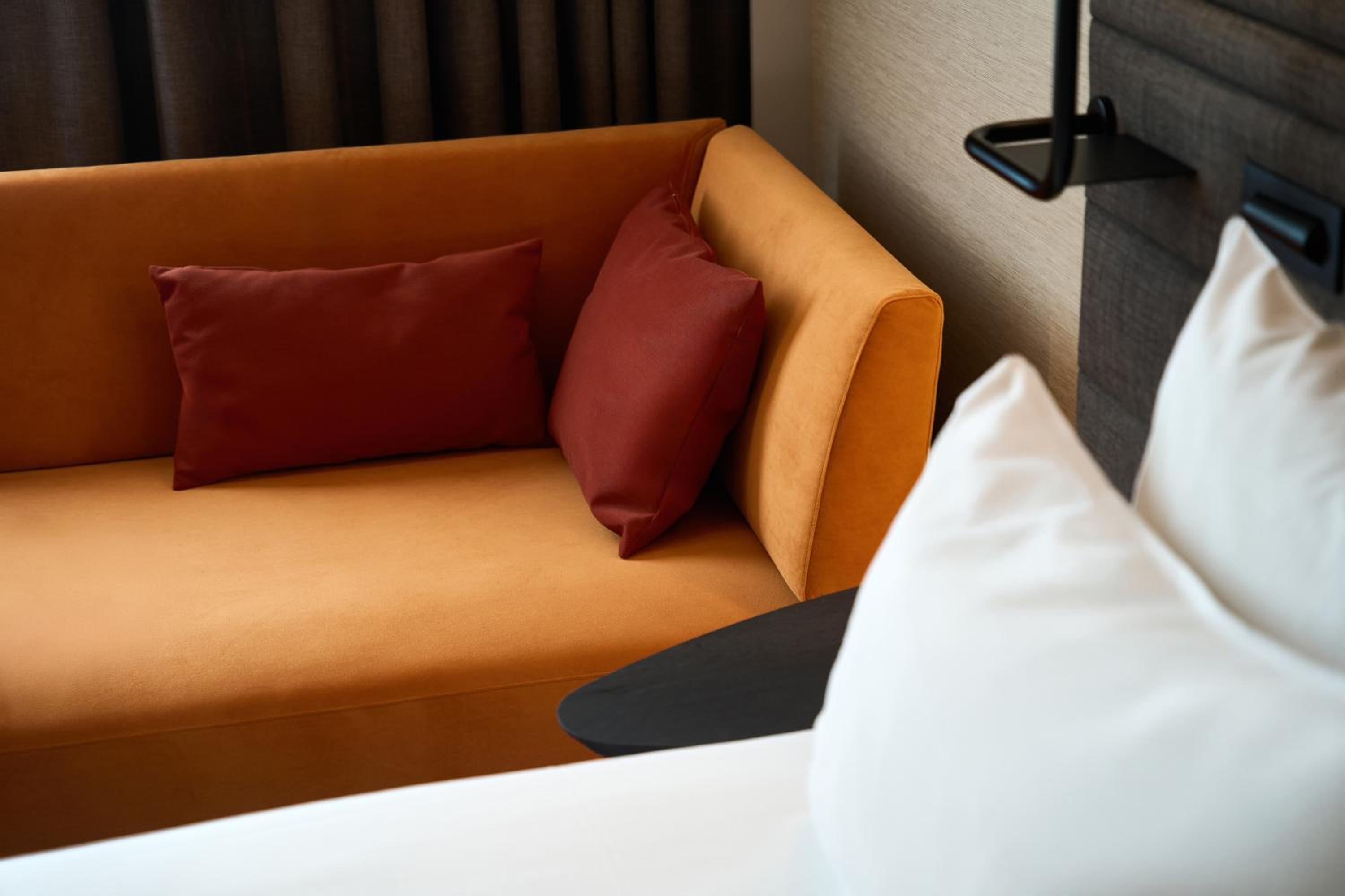 Superior Twin Room thumbnail 6