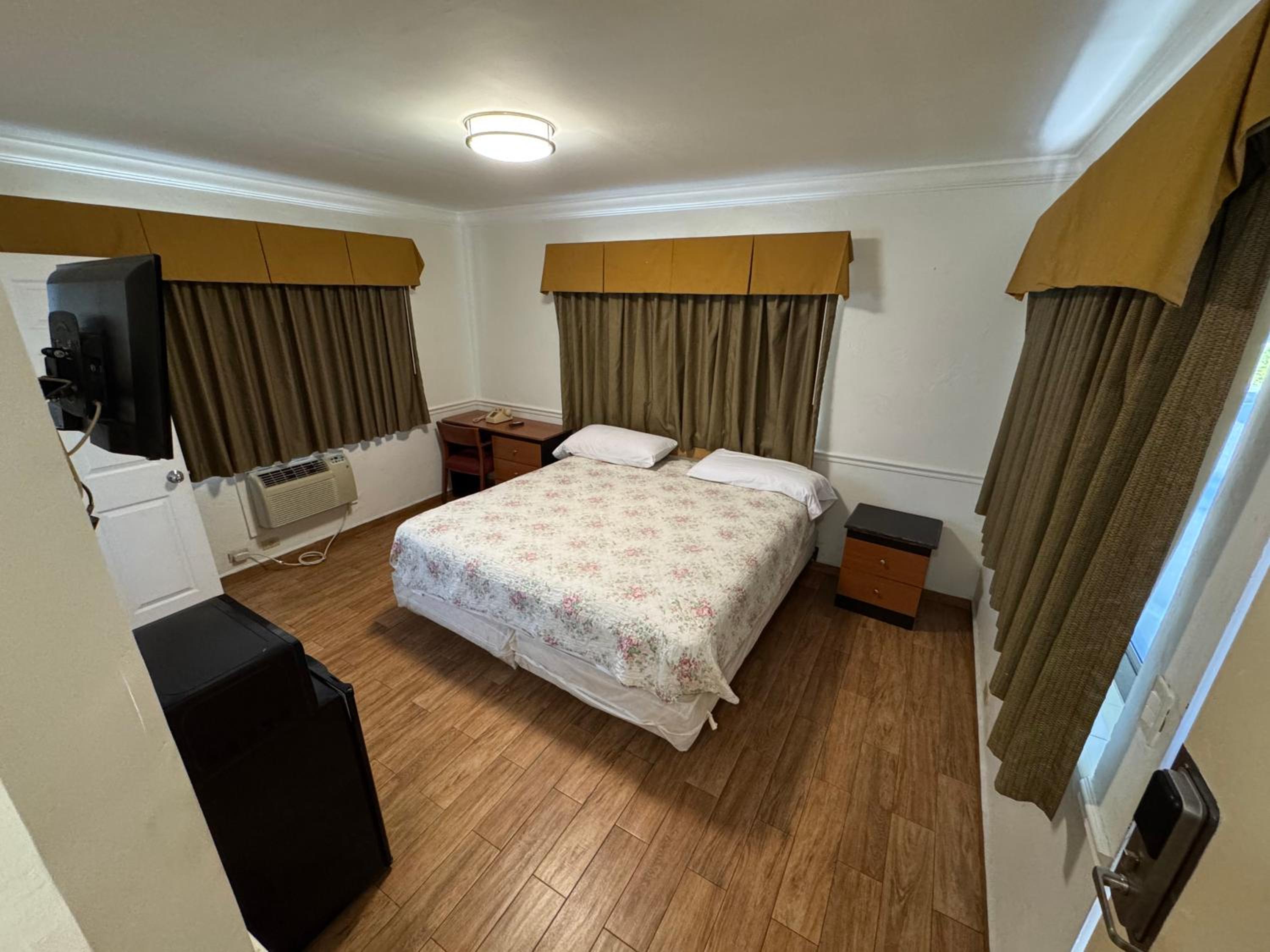 Single Room - Disability Access photo 3