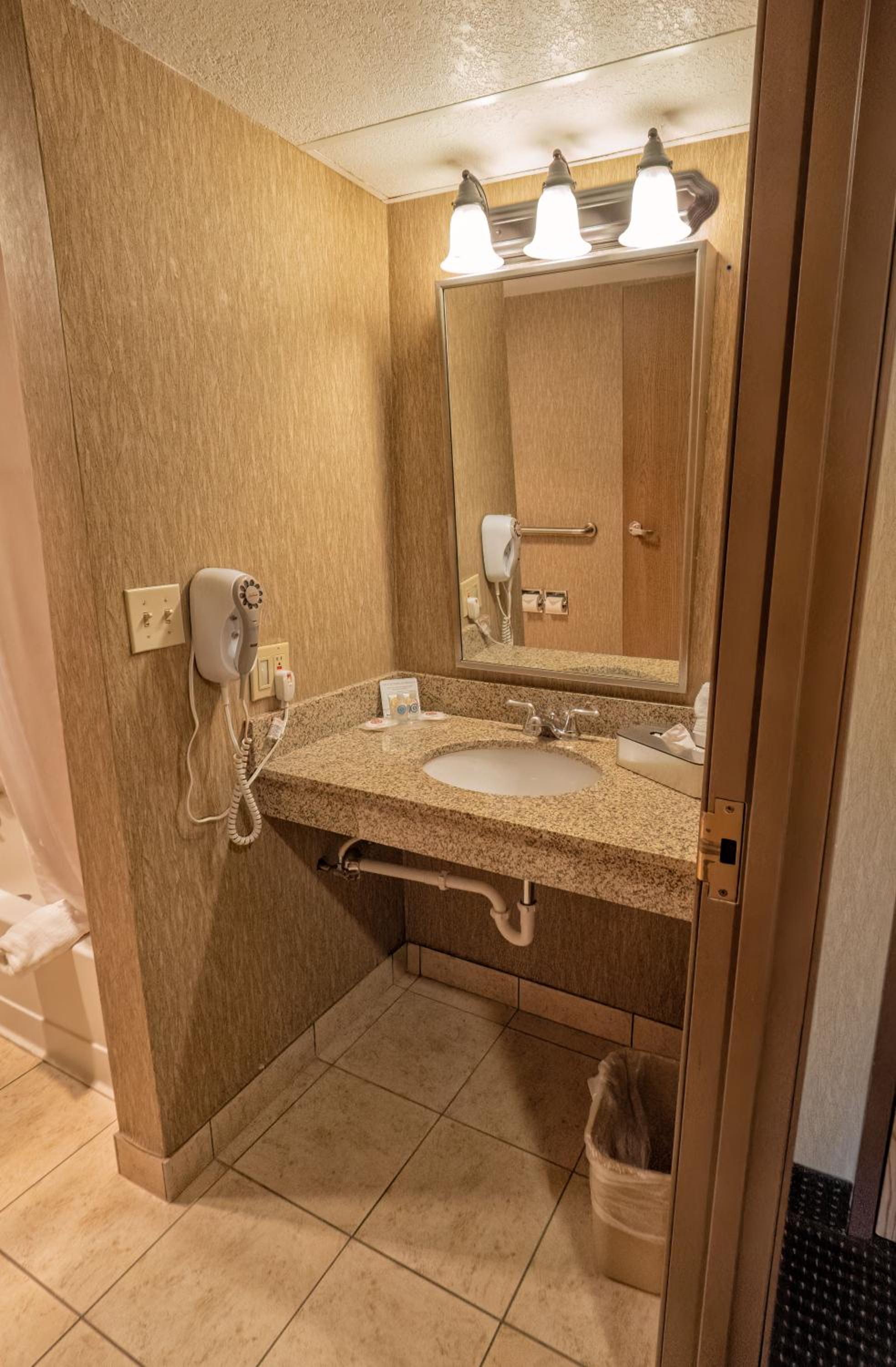 Queen Room with Two Queen Beds - Accessible/Non-Smoking  - Photo 4