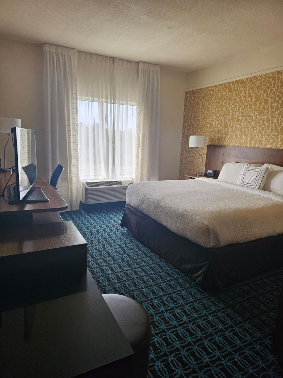 King Room with Roll-in Shower - Mobility and Hearing Accessible - Photo 2