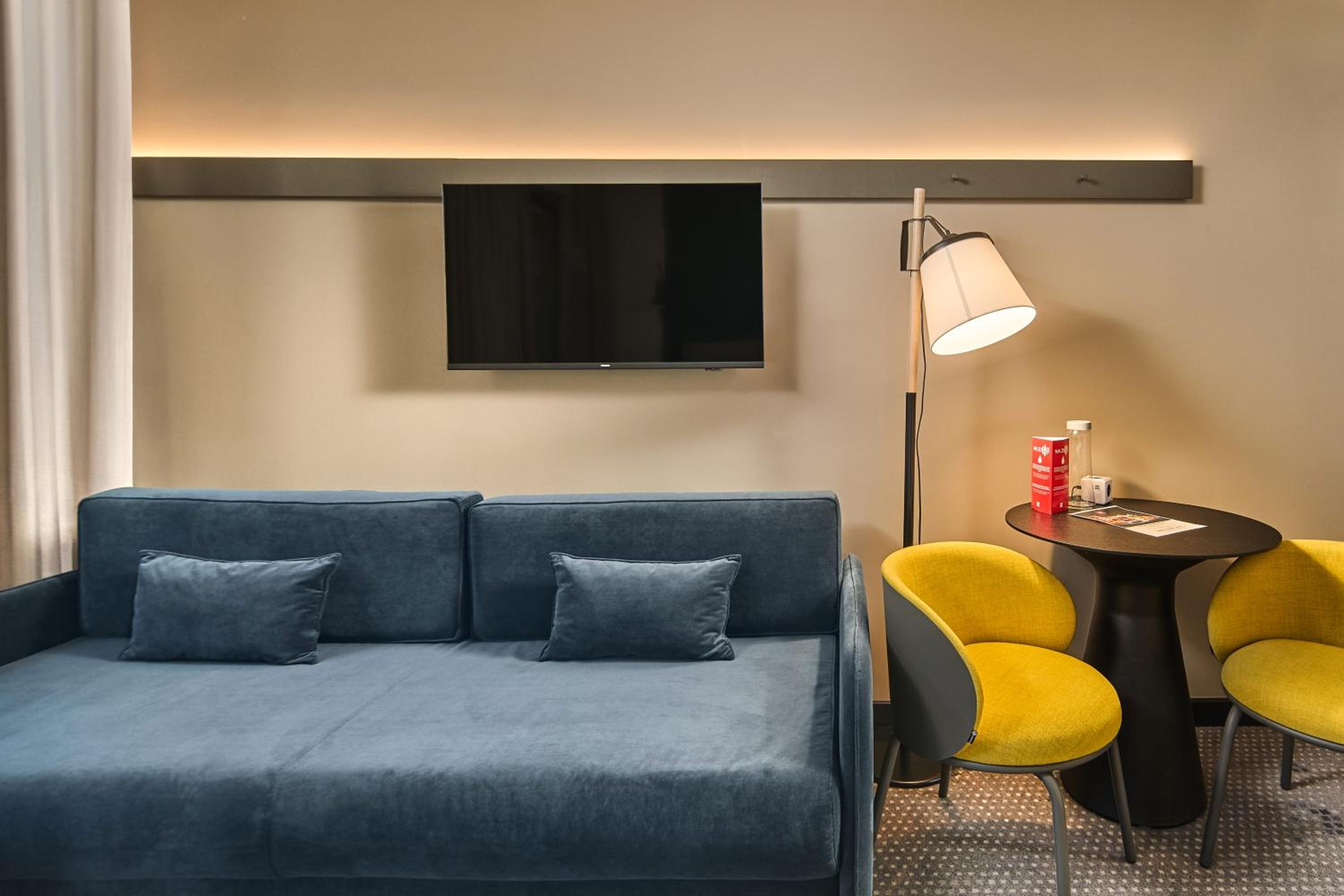 Executive Room with One Double Bed and One Single Sofa Bed - Photo 8